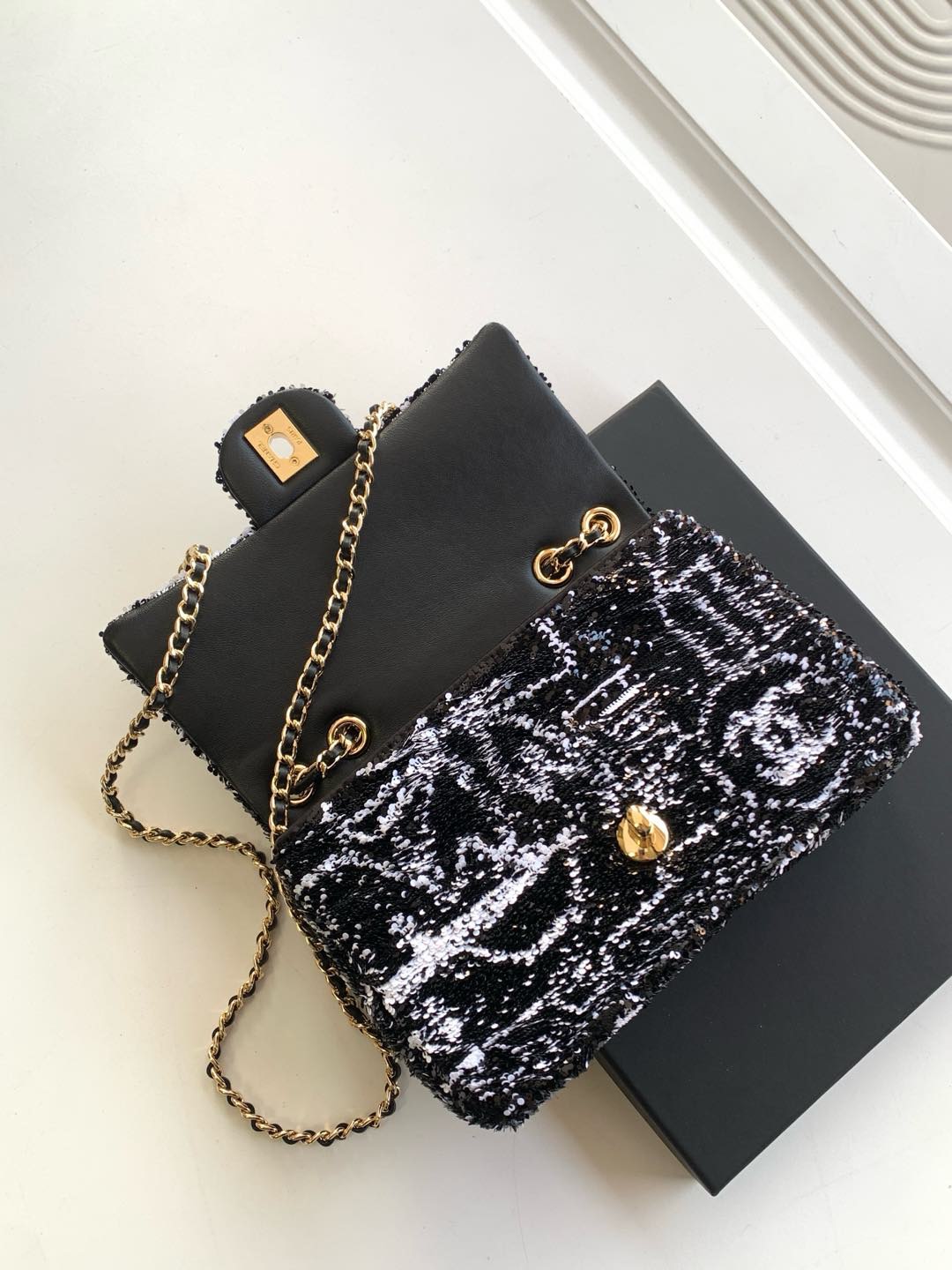 Bagsaaa Ch**el Flap Bag Sequins Black & White AS4561 - 14 × 21 × 8 cm