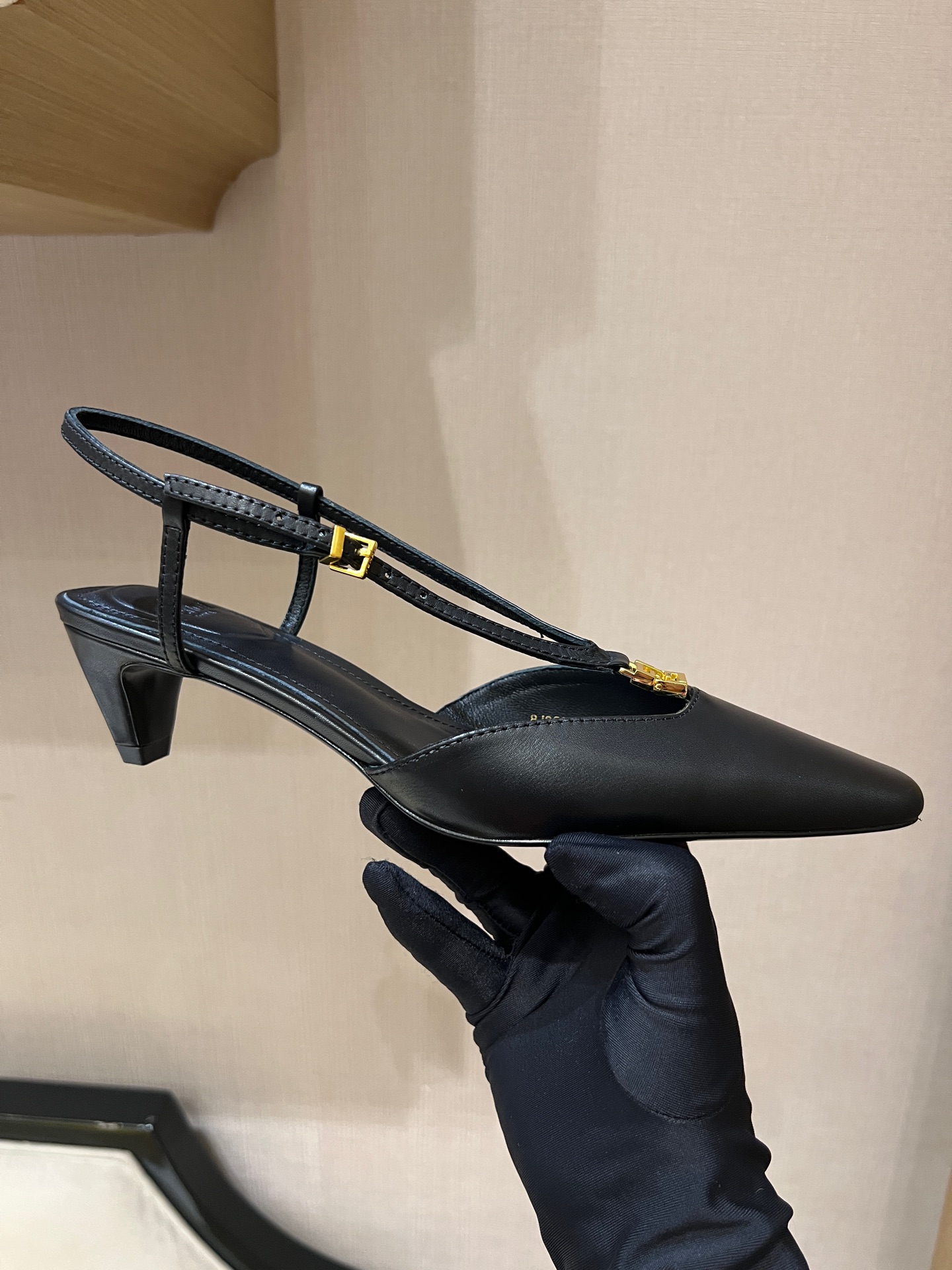 Bagsaaa F**di FFold black leather low-heeled slingbacks