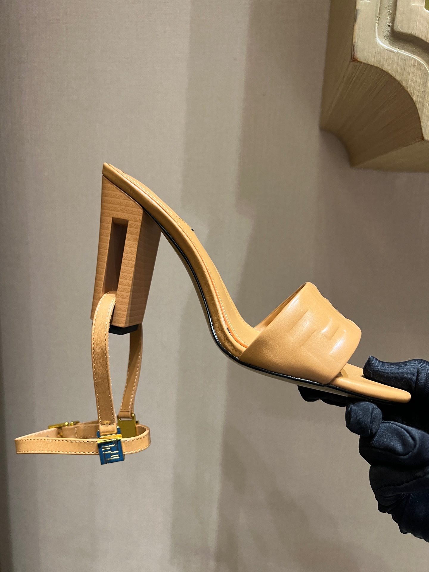 Bagsaaa F**di Delfina Beige FF nappa leather high-heeled sandals - 9.5cm