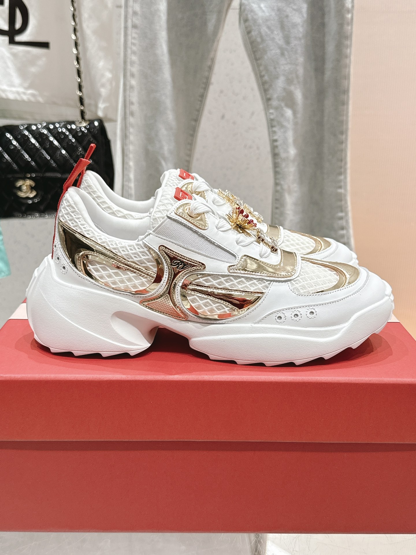 Bagsaaa Roger Vivier Viv' on the Run Sneakers in leather and fabric white & gold