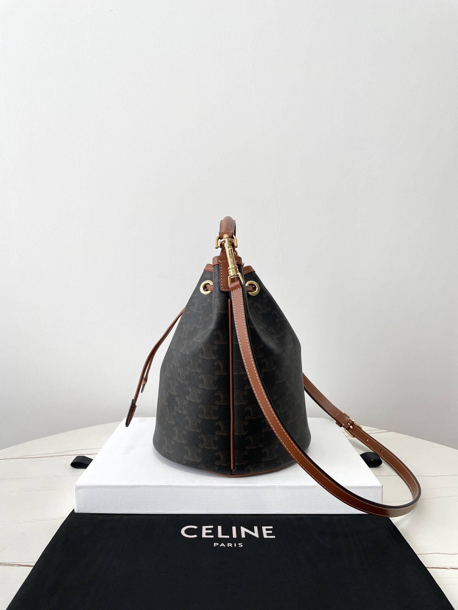 Bagsaaa Ce1i*e Clara Bag In Triomphe Canvas And Calfskin 116882 - 24cm