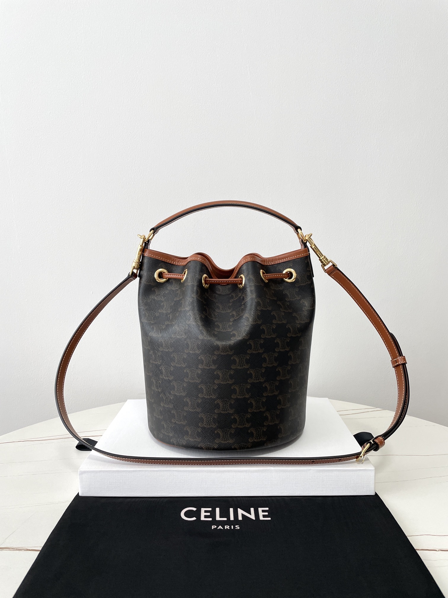 Bagsaaa Ce1i*e Clara Bag In Triomphe Canvas And Calfskin 116882 - 24cm