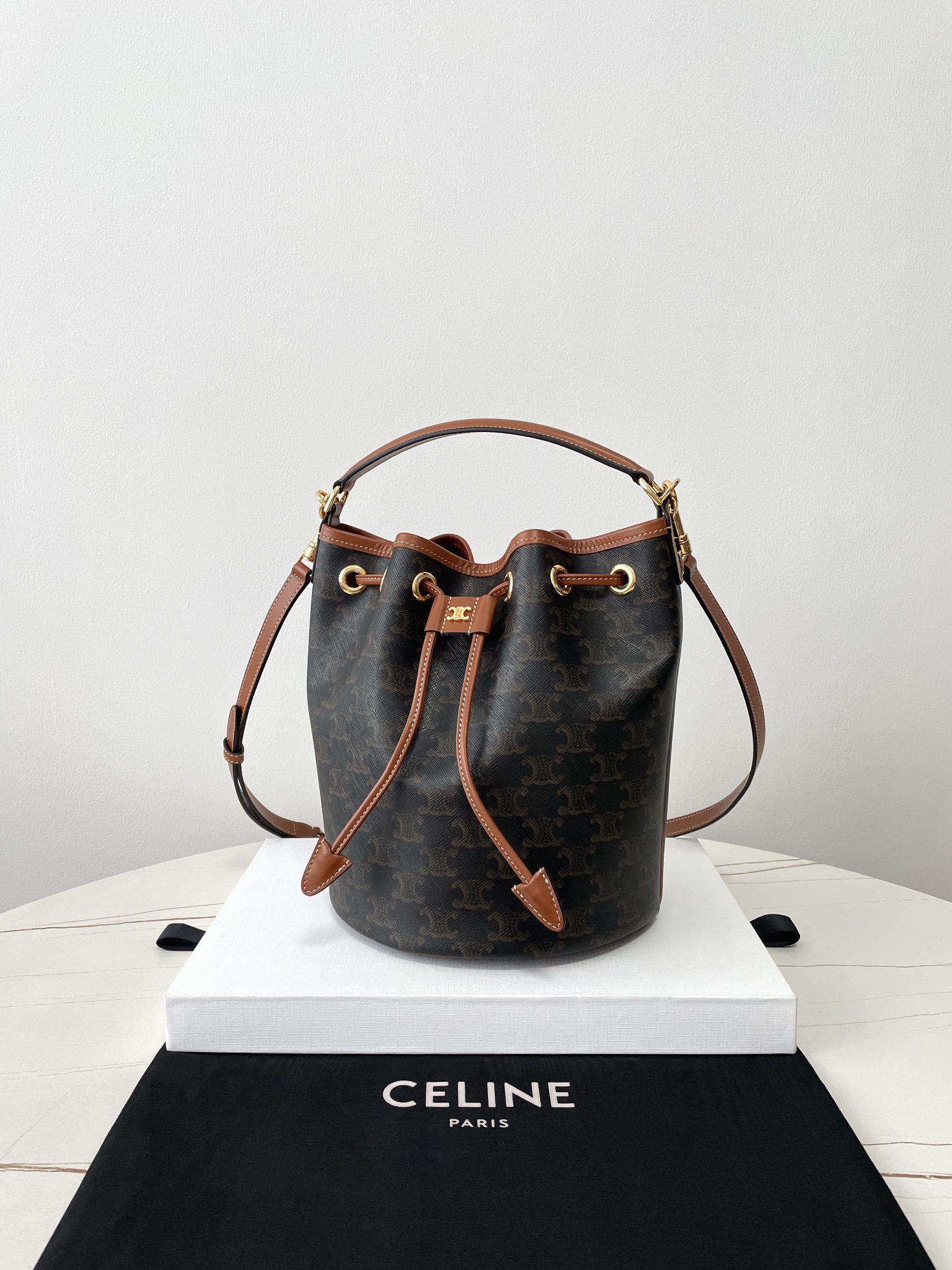 Bagsaaa Ce1i*e Clara Bag In Triomphe Canvas And Calfskin 116882 - 24cm