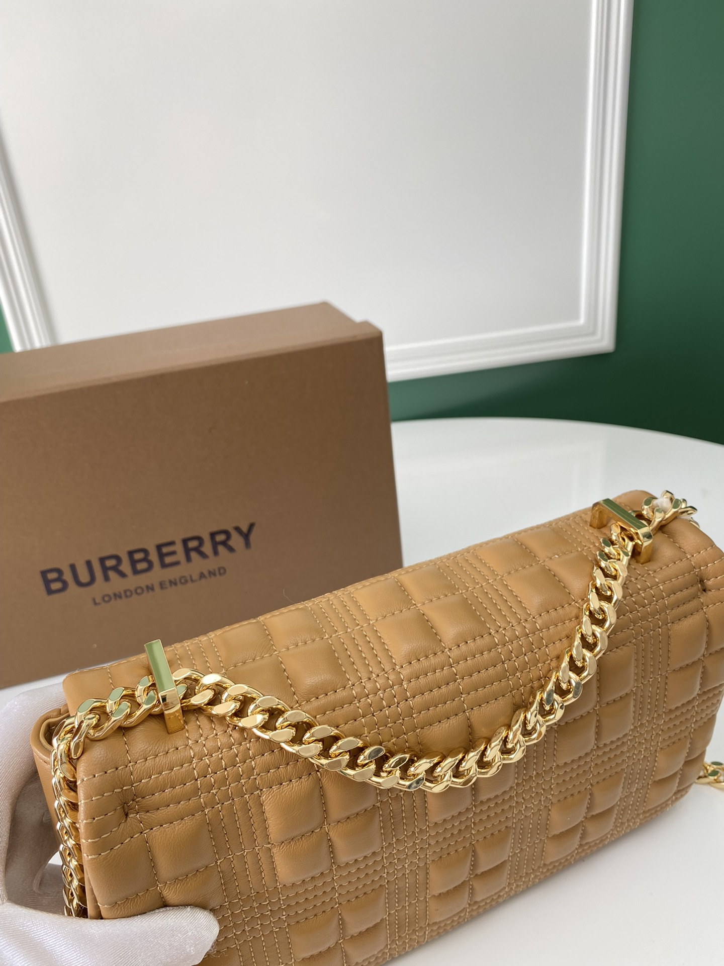 Bagsaaa Bv*b*rry Beige Quilted Leather Small Lola Chain Shoulder Bag - 23cm