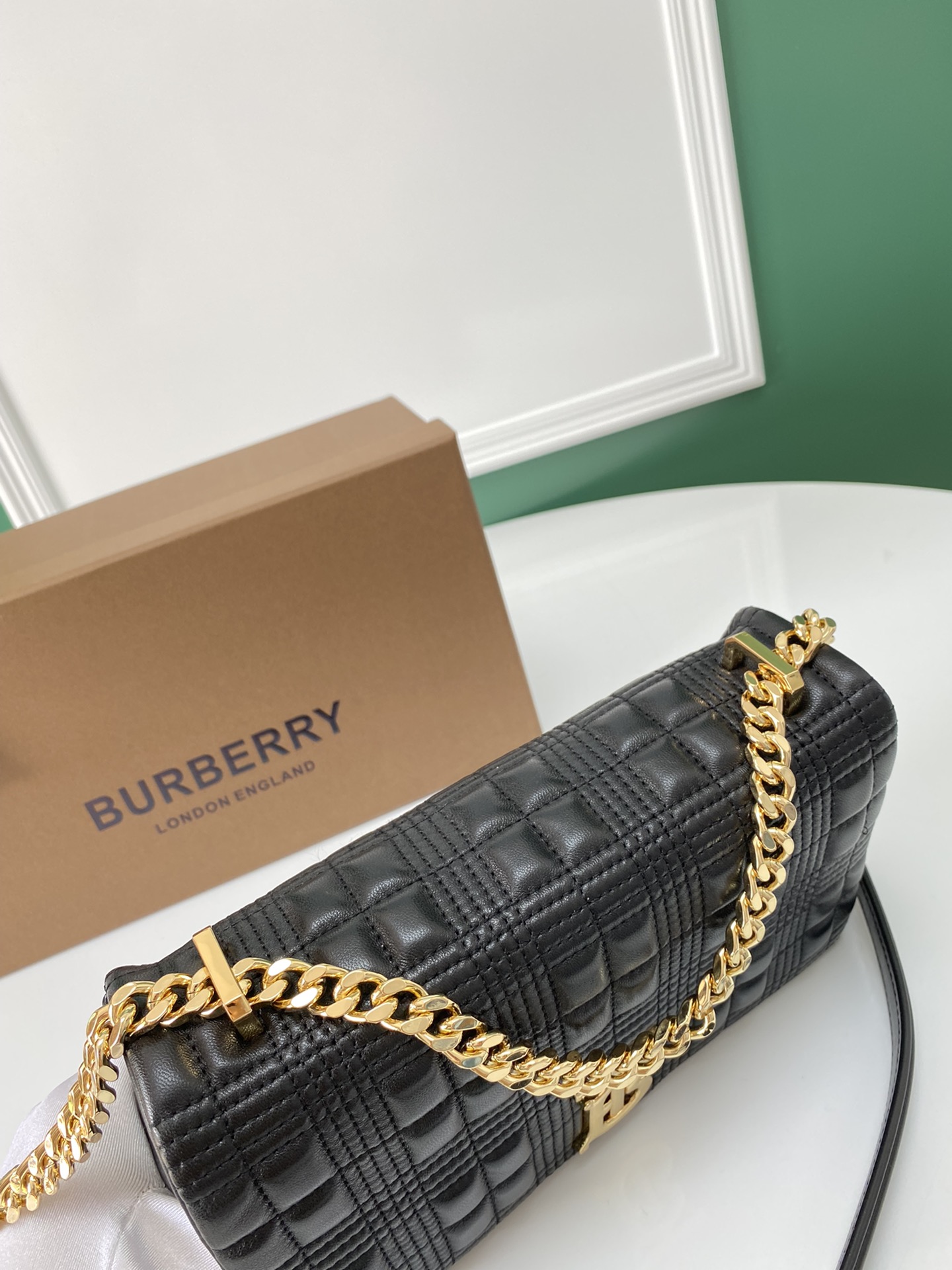 Bagsaaa Bv*b*rry Black Quilted Leather Small Lola Chain Shoulder Bag - 23cm