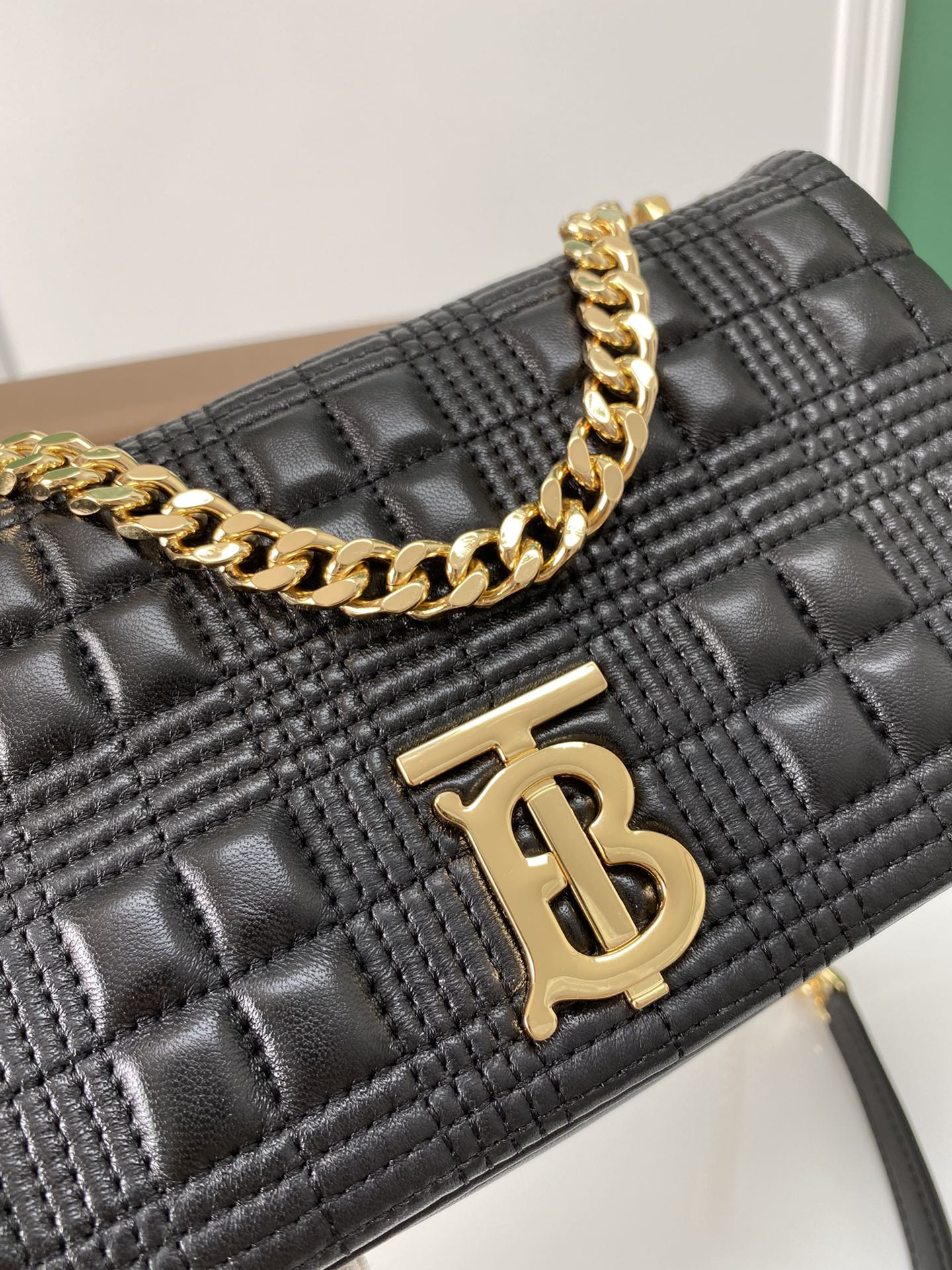 Bagsaaa Bv*b*rry Black Quilted Leather Small Lola Chain Shoulder Bag - 23cm