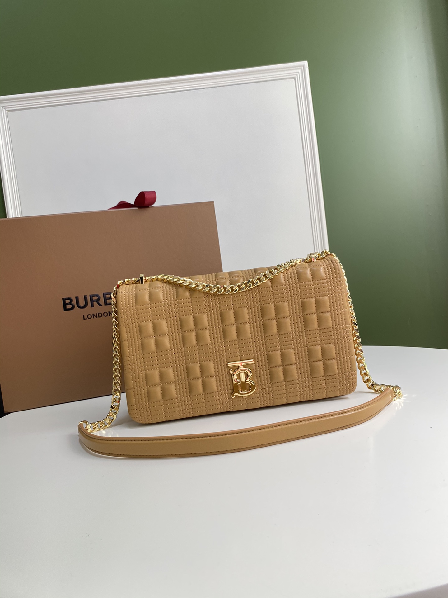 Bagsaaa Bv*b*rry Beige Quilted Leather Medium Lola Shoulder Bag - 28cm