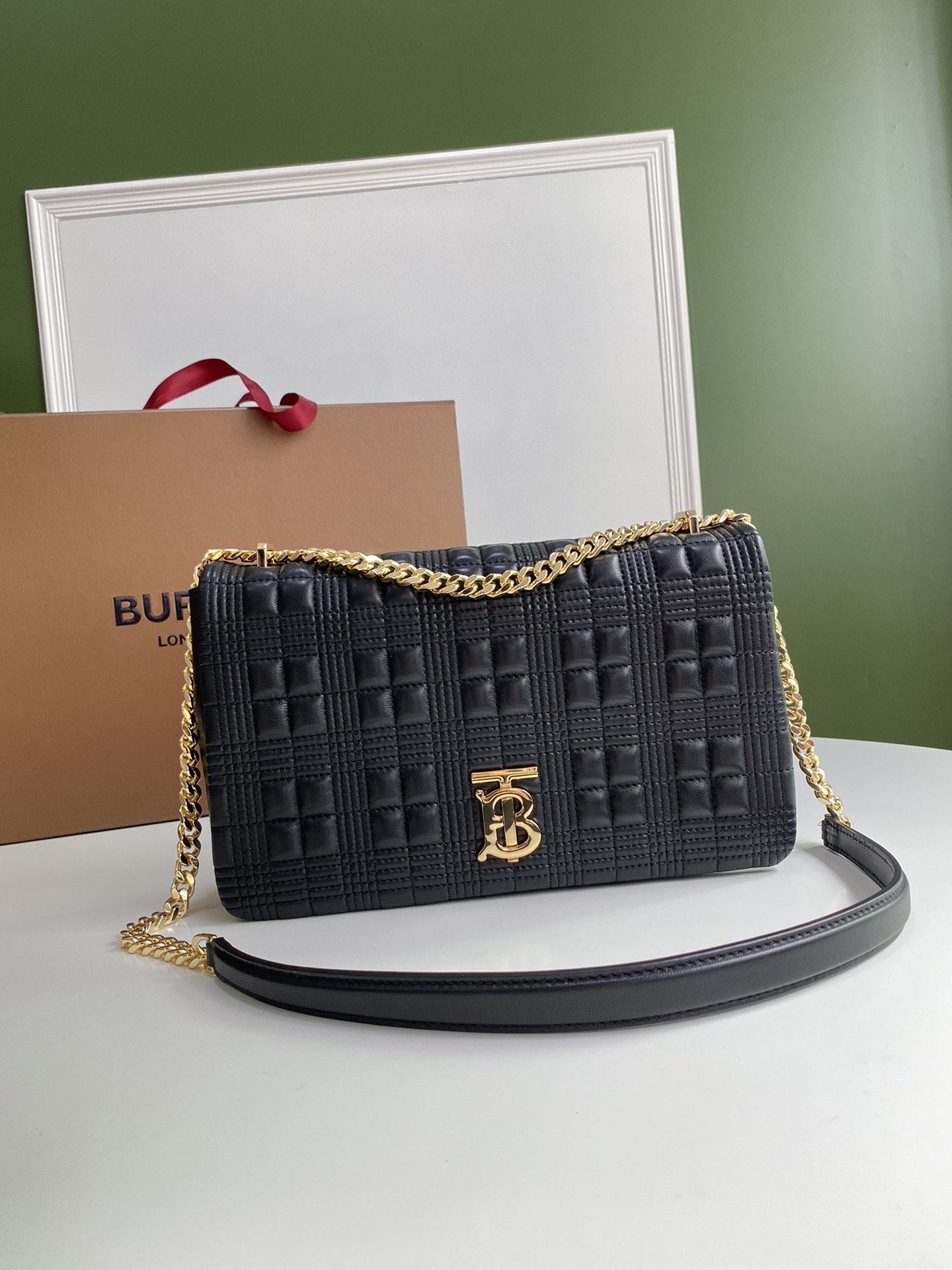 Bagsaaa Bv*b*rry Black Quilted Leather Medium Lola Shoulder Bag - 28cm