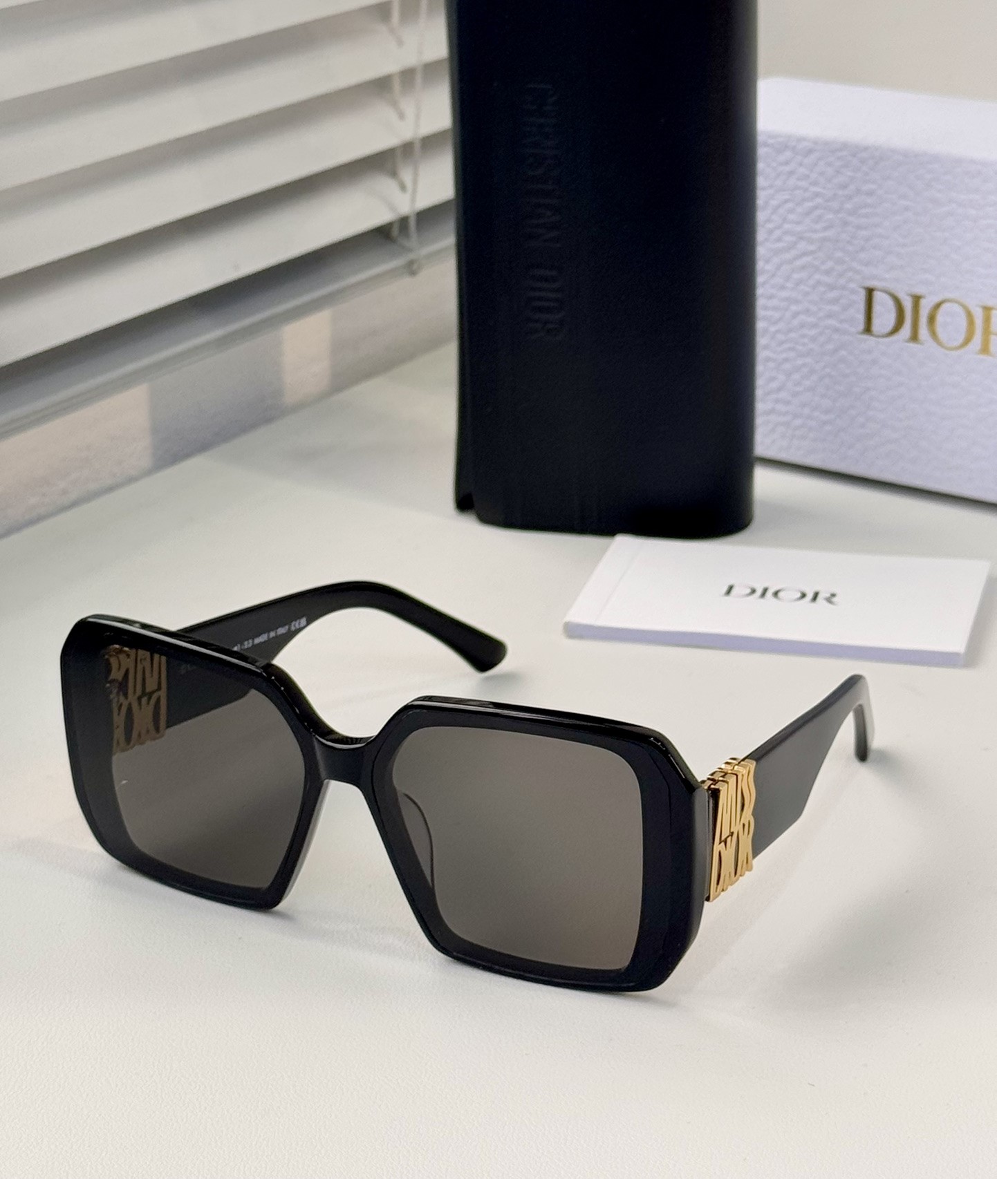 Bagsaaa Miss D10r S2F Black Square Sunglasses
