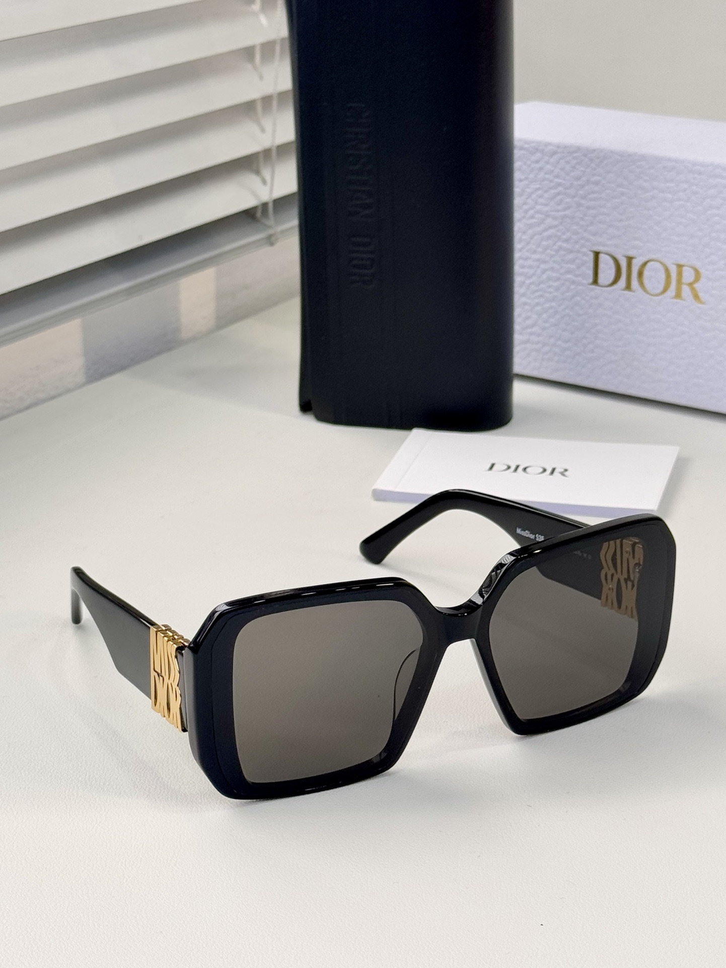Bagsaaa Miss D10r S2F Black Square Sunglasses