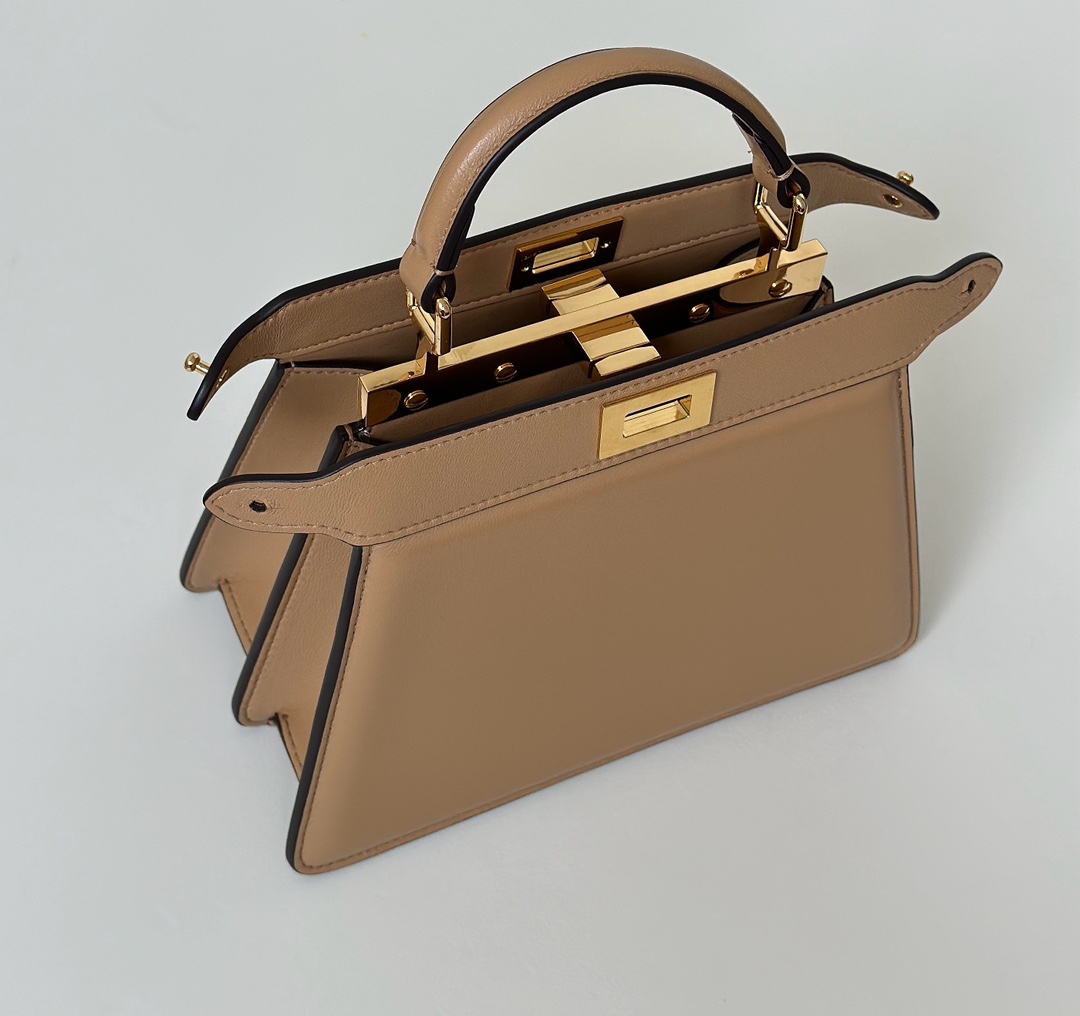 Bagsaaa F**di Peekaboo ISeeU Petite beige padded nappa leather bag - 20cm