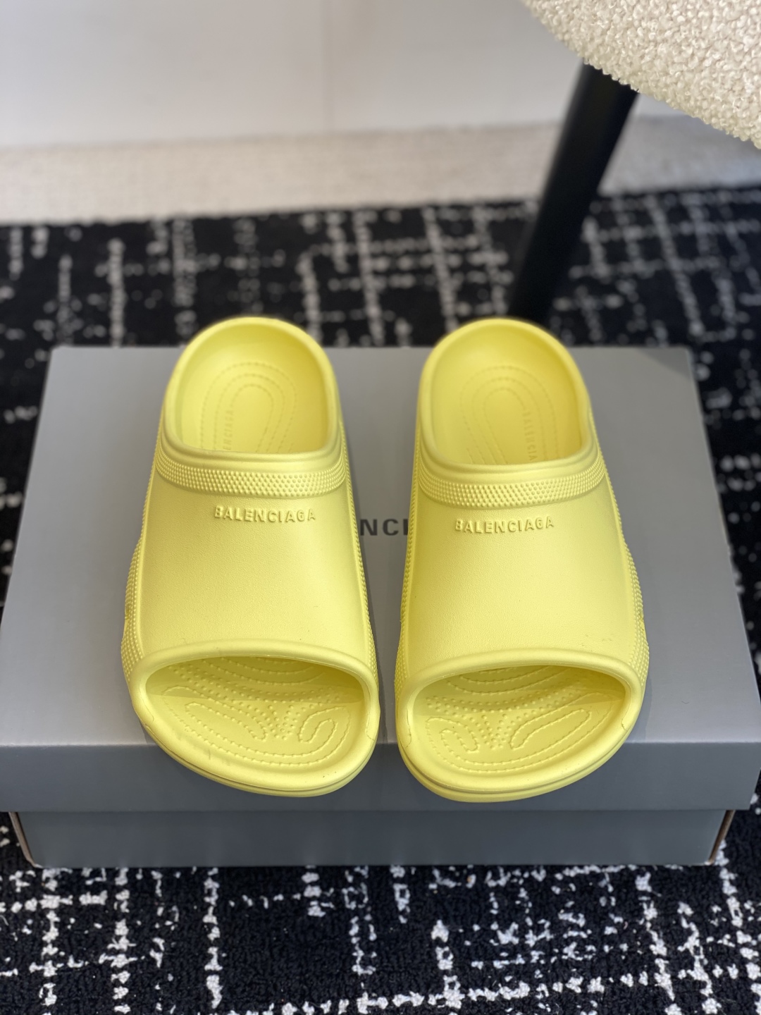 Bagsaaa Ba1en*iaga Cr0c5 Sandals Yellow