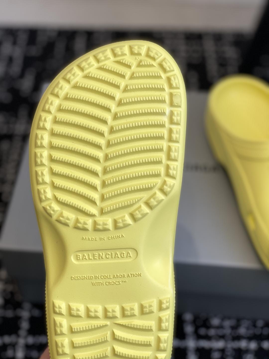 Bagsaaa Ba1en*iaga Cr0c5 Sandals Yellow