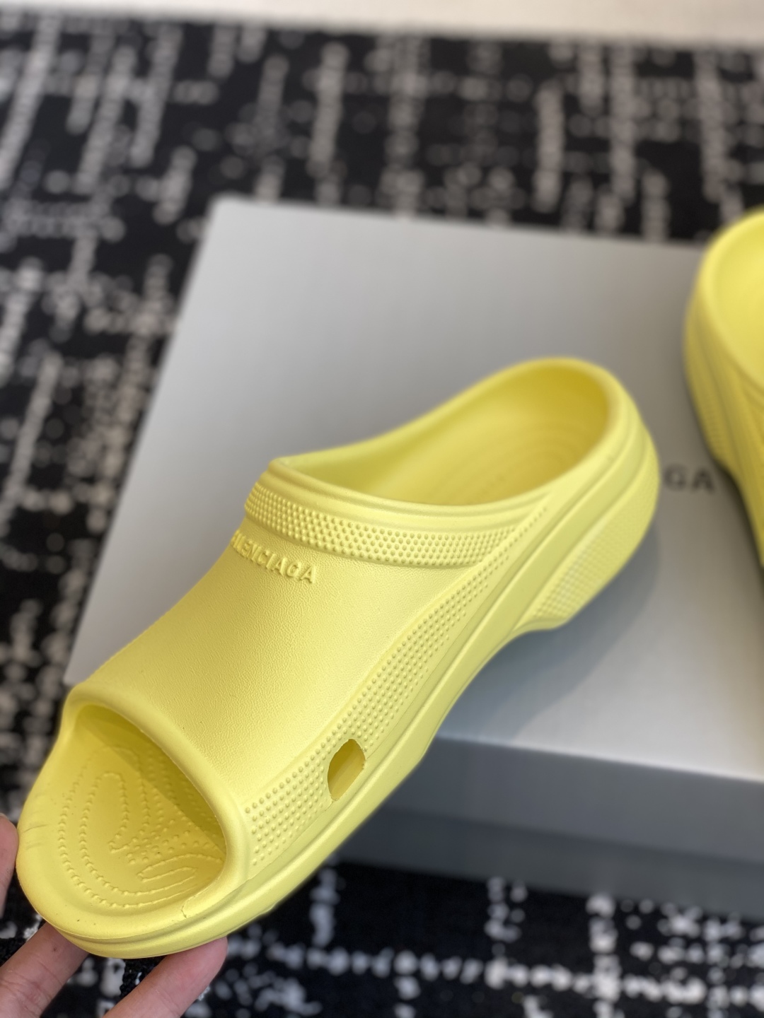 Bagsaaa Ba1en*iaga Cr0c5 Sandals Yellow