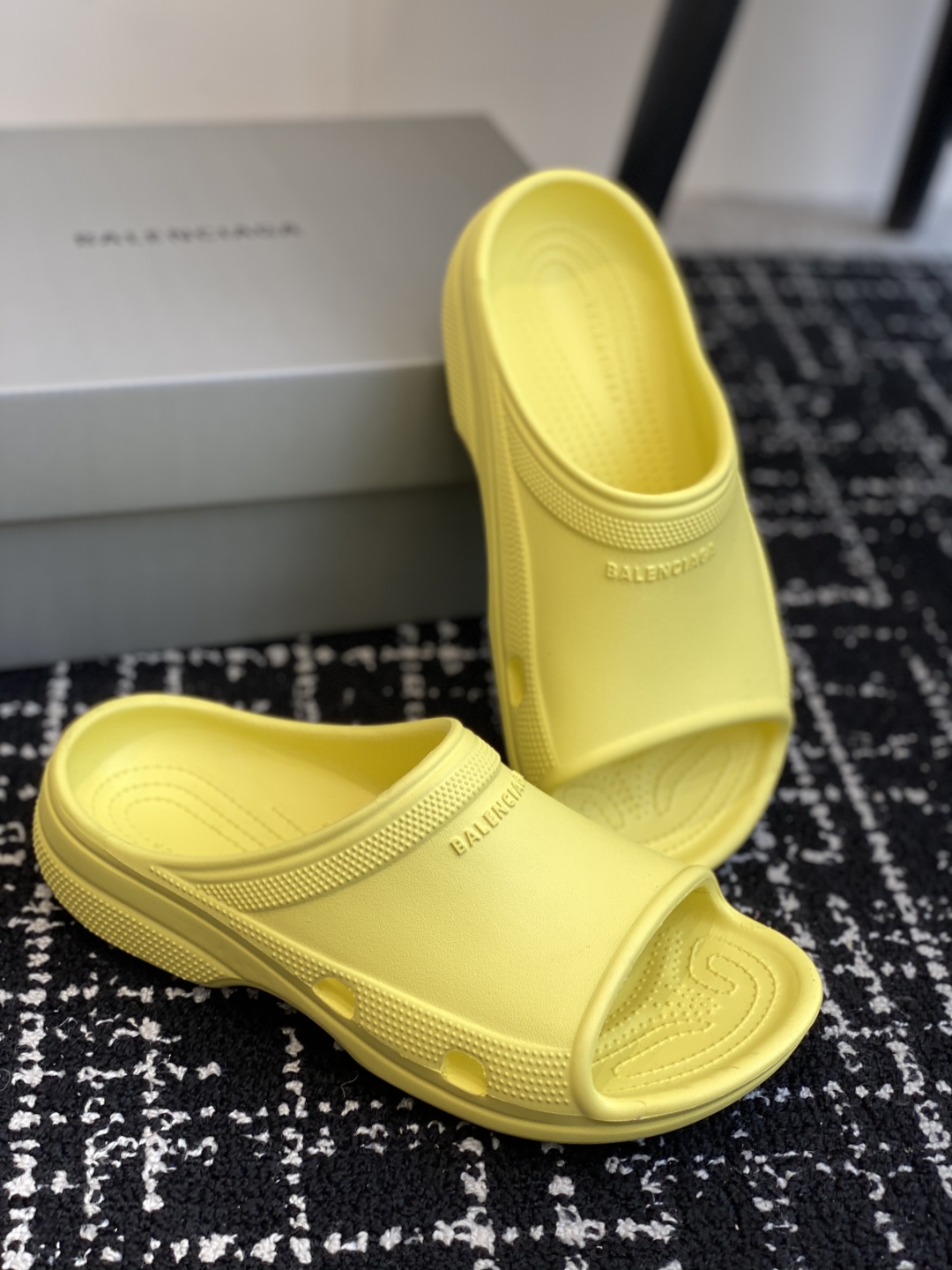 Bagsaaa Ba1en*iaga Cr0c5 Sandals Yellow