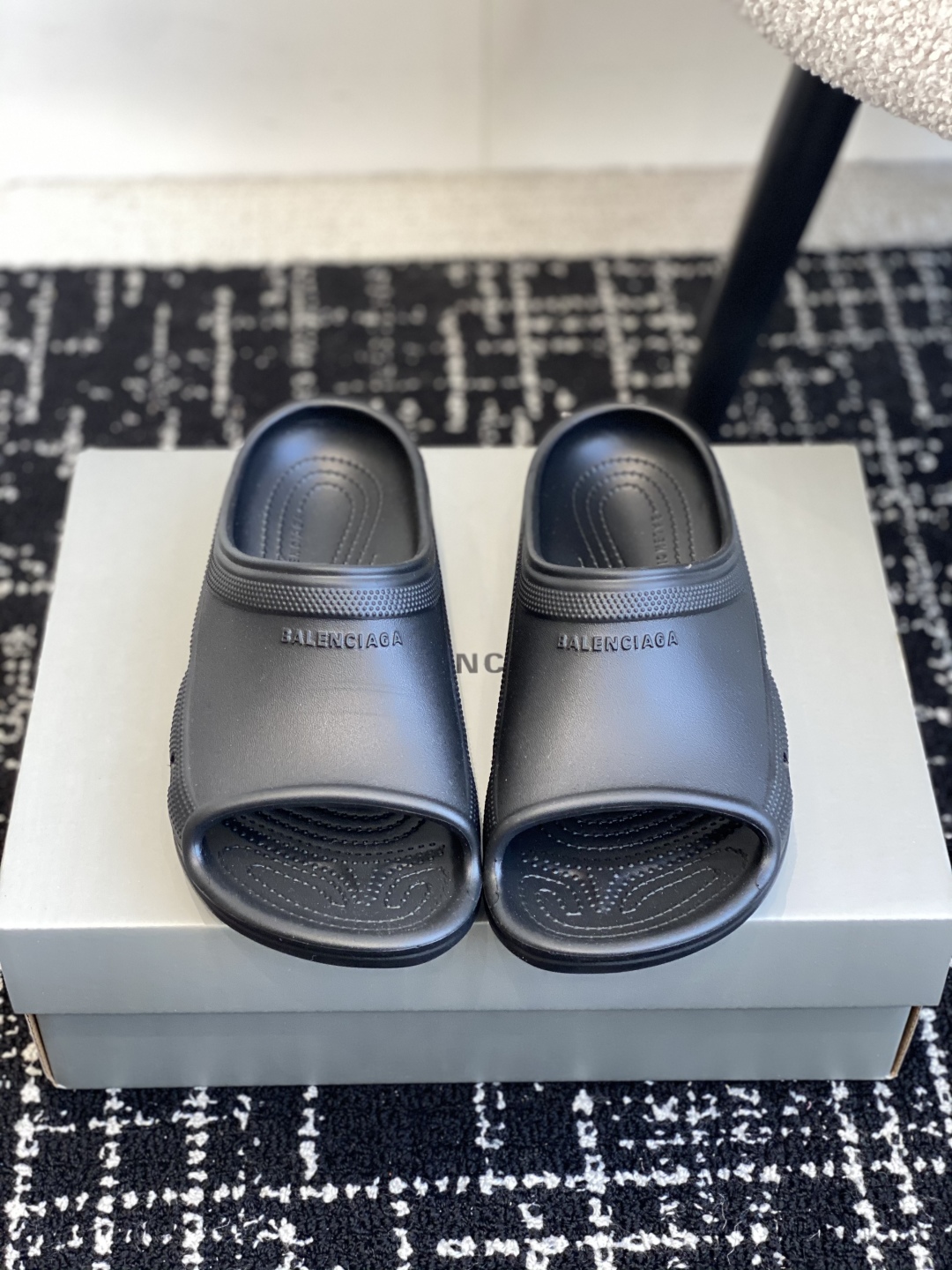 Bagsaaa Ba1en*iaga Cr0c5 Sandals Black