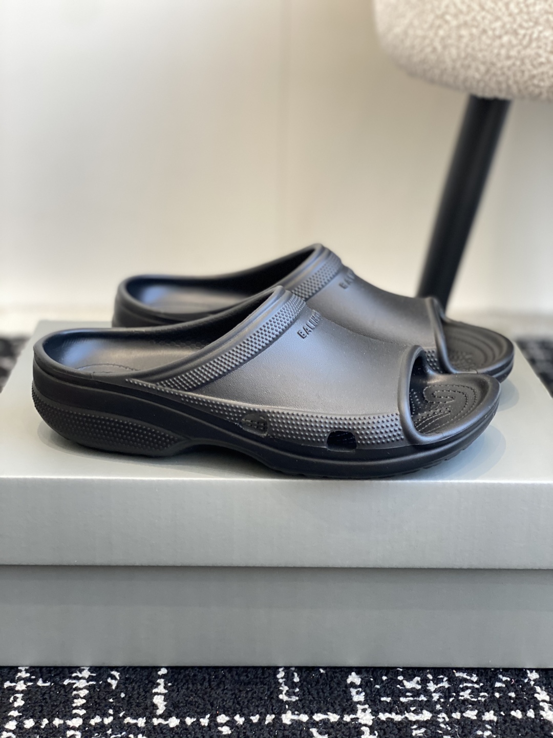 Bagsaaa Ba1en*iaga Cr0c5 Sandals Black