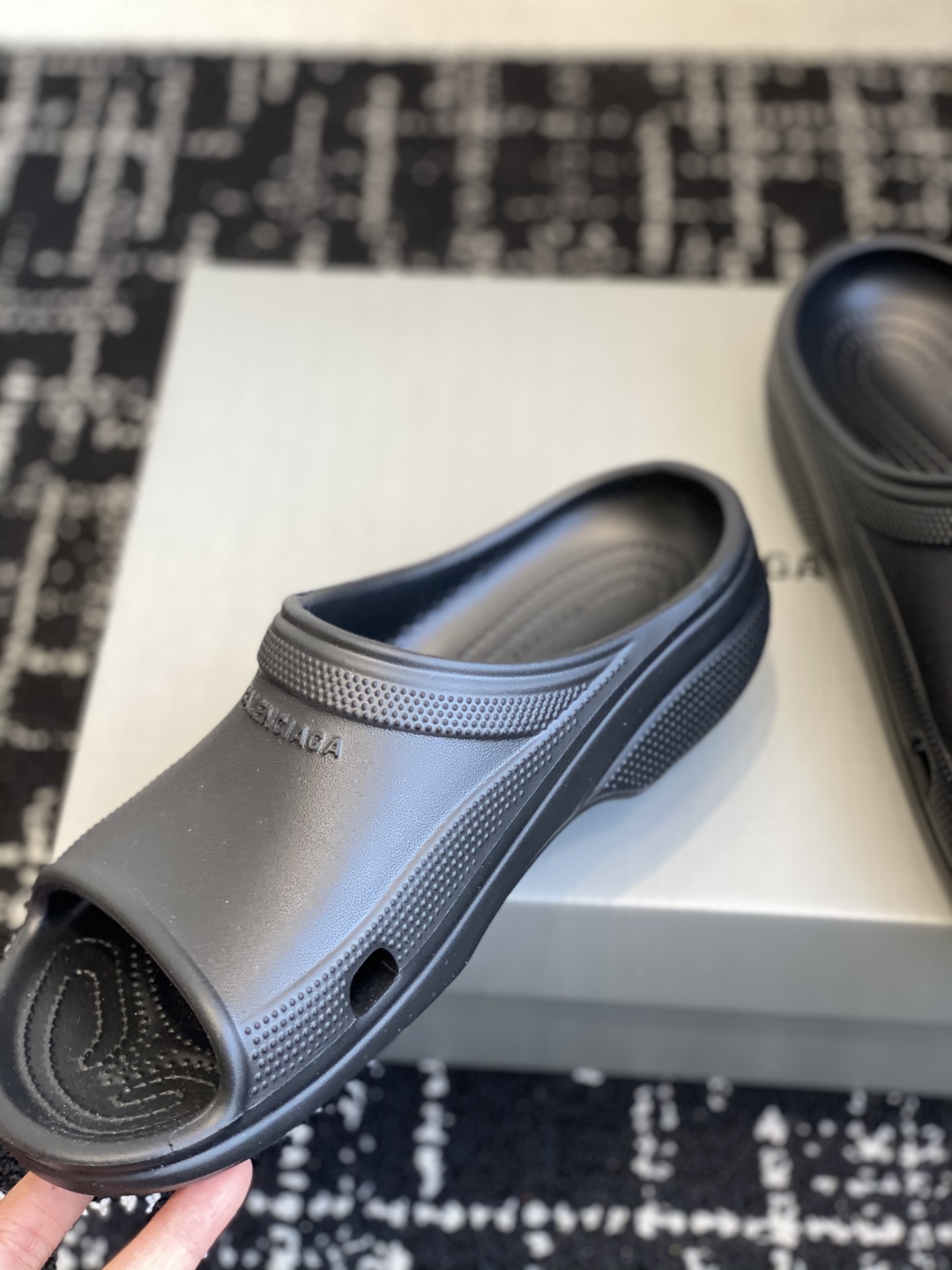 Bagsaaa Ba1en*iaga Cr0c5 Sandals Black