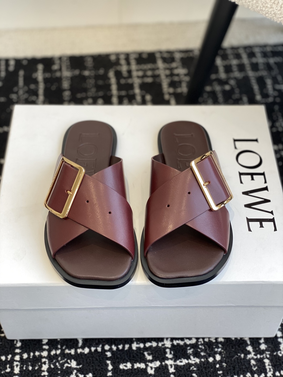 Bagsaaa L0ew* Petal Belt flat sandal in vegetable-tanned calfskin burgundy