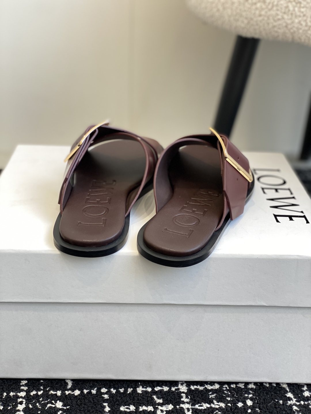 Bagsaaa L0ew* Petal Belt flat sandal in vegetable-tanned calfskin burgundy