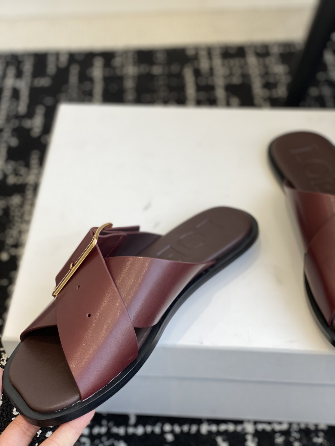 Bagsaaa L0ew* Petal Belt flat sandal in vegetable-tanned calfskin burgundy