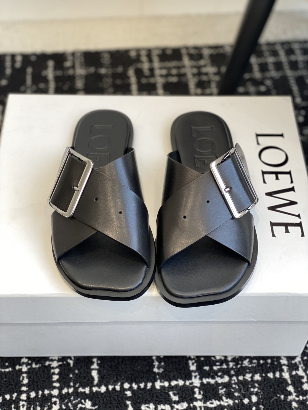 Bagsaaa L0ew* Petal Belt flat sandal in vegetable-tanned calfskin black