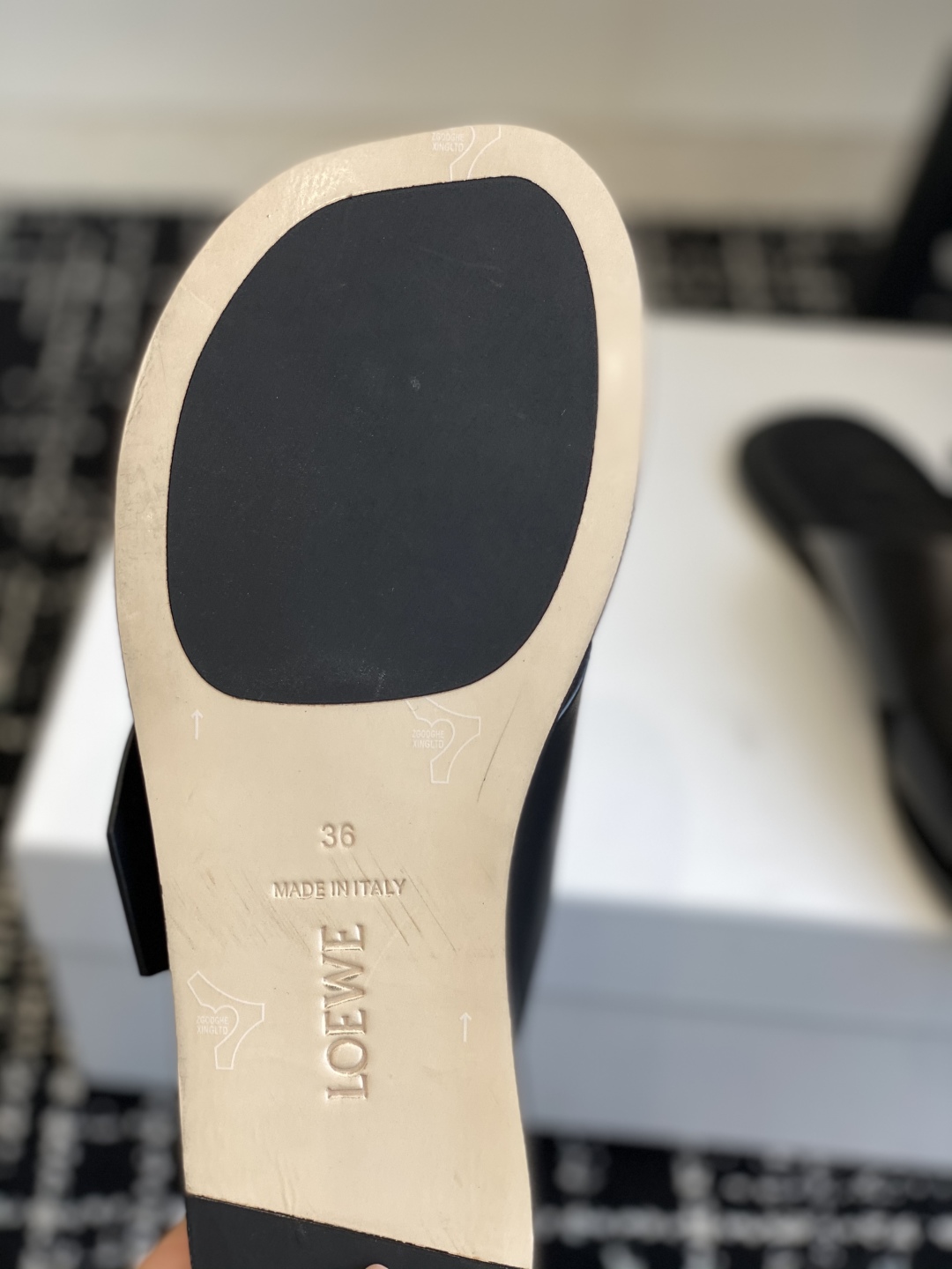 Bagsaaa L0ew* Petal Belt flat sandal in vegetable-tanned calfskin black