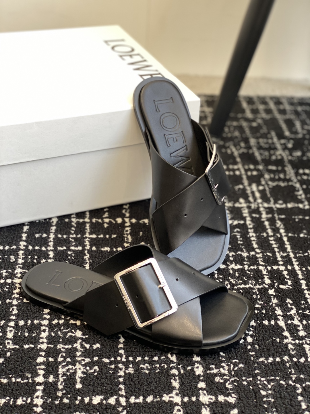 Bagsaaa L0ew* Petal Belt flat sandal in vegetable-tanned calfskin black