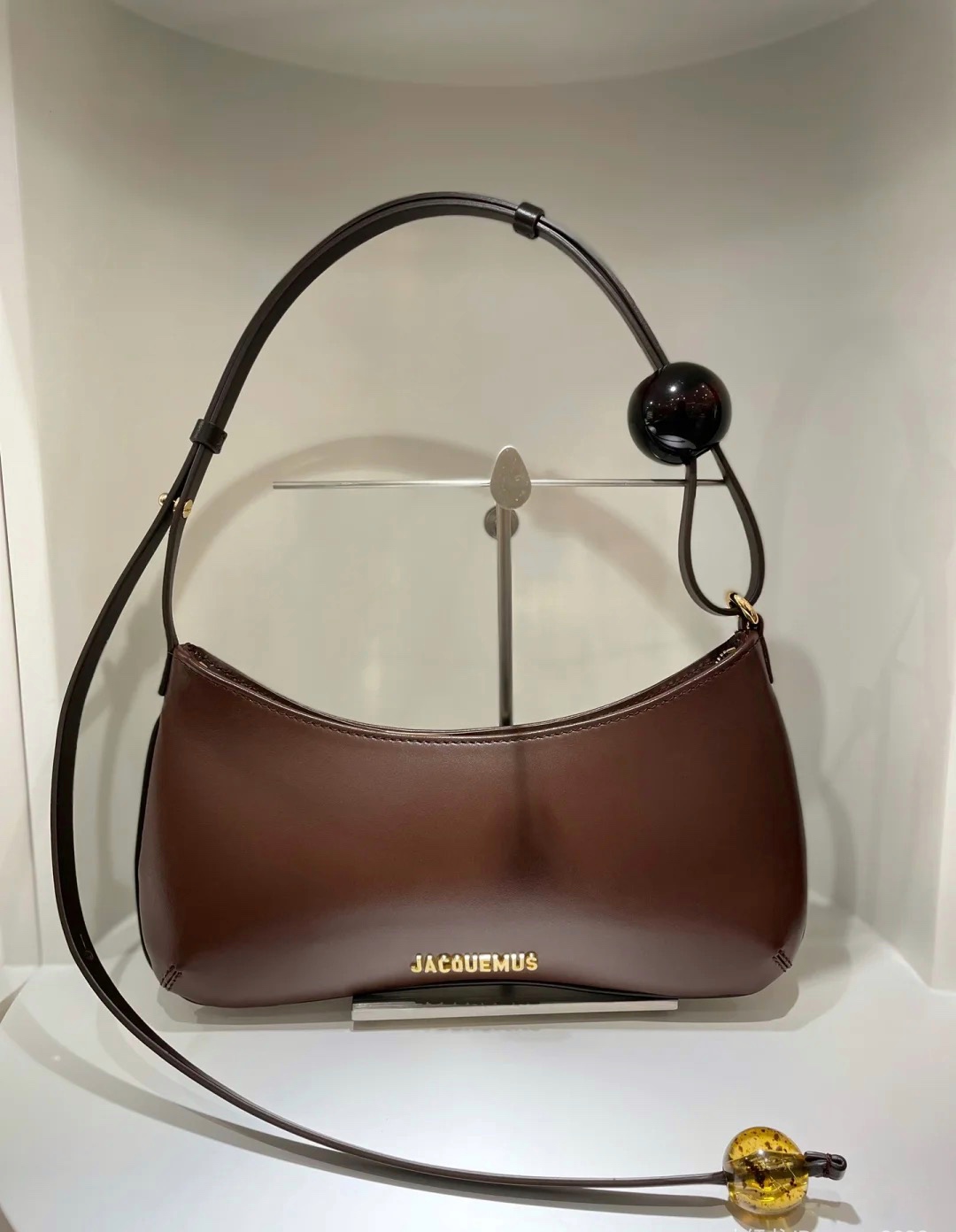 Bagsaaa Jacquemus The Bisou Perle Les Classiques Beaded shoulder bag brown -26cm