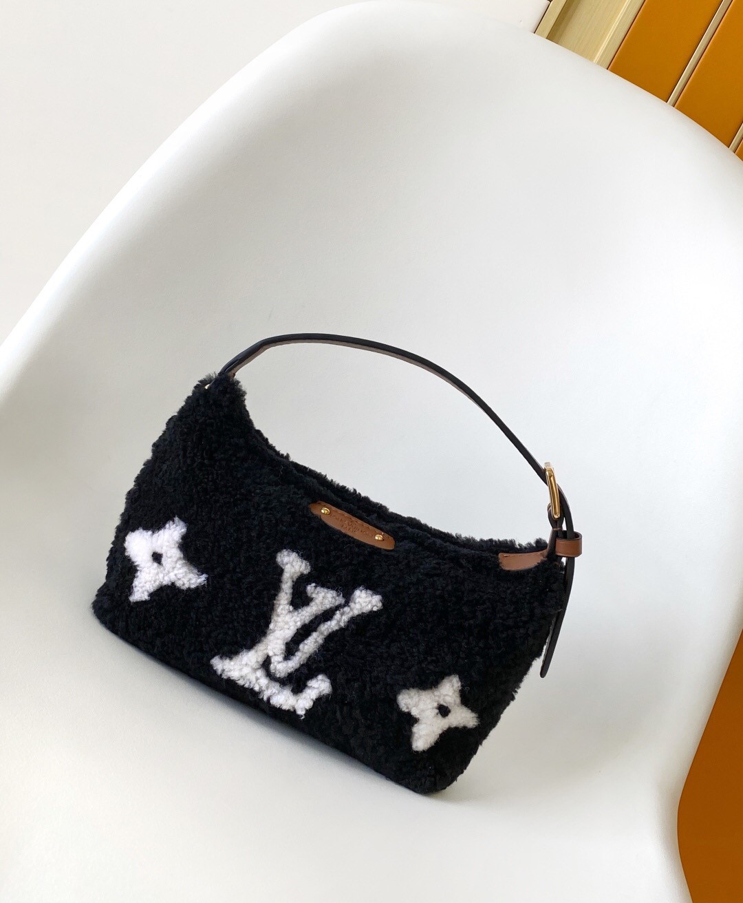 Bagsaaa L0vis Vvtt0n M11920 Hills Pochette Bag Shearling - 18.5 x 11 x 6.5 cm