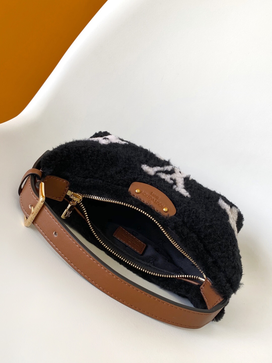 Bagsaaa L0vis Vvtt0n M11920 Hills Pochette Bag Shearling - 18.5 x 11 x 6.5 cm