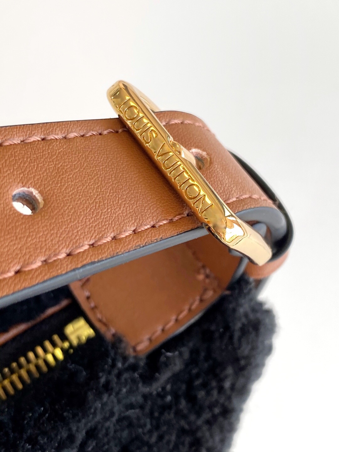 Bagsaaa L0vis Vvtt0n M11920 Hills Pochette Bag Shearling - 18.5 x 11 x 6.5 cm
