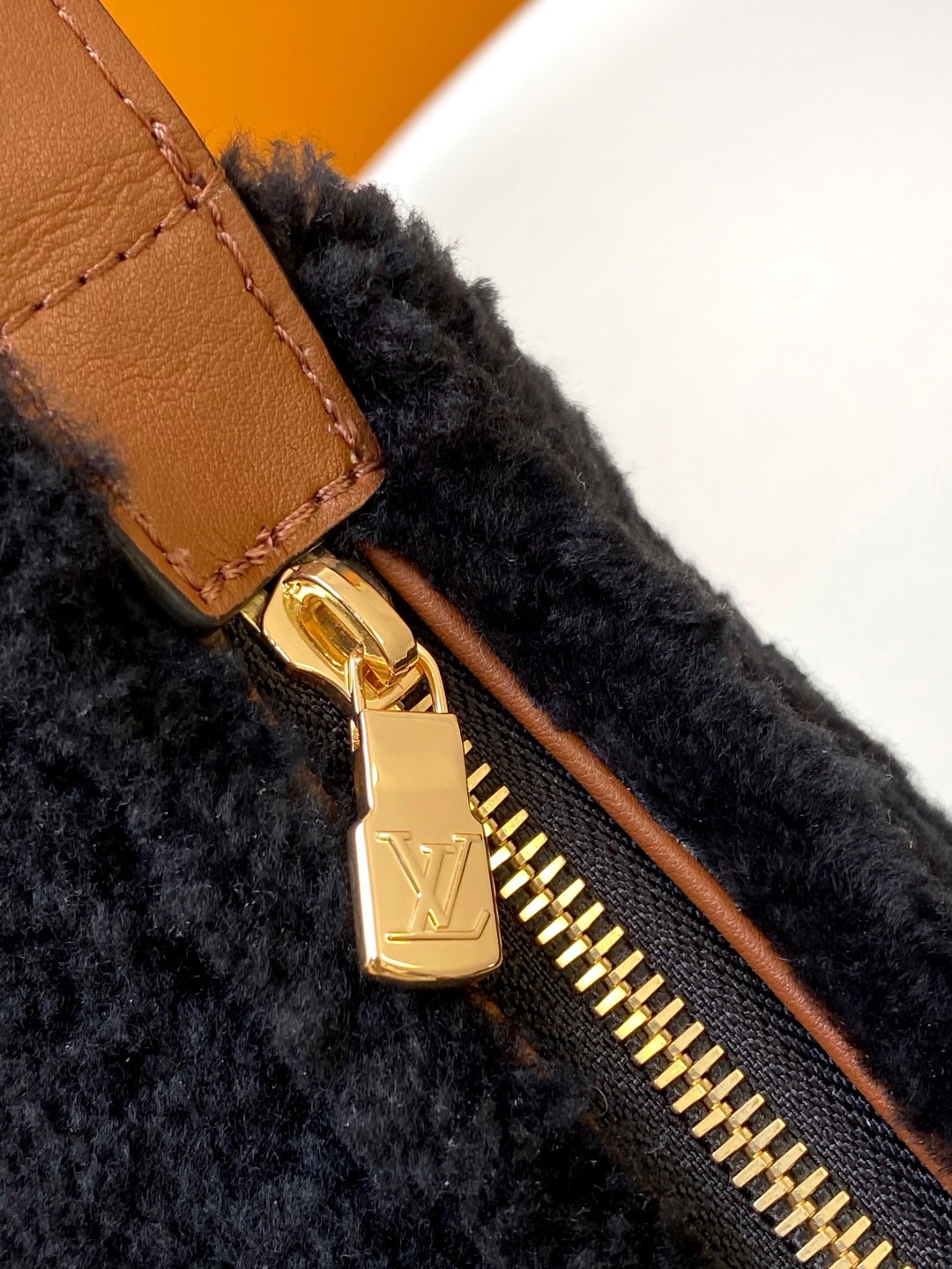 Bagsaaa L0vis Vvtt0n M11920 Hills Pochette Bag Shearling - 18.5 x 11 x 6.5 cm