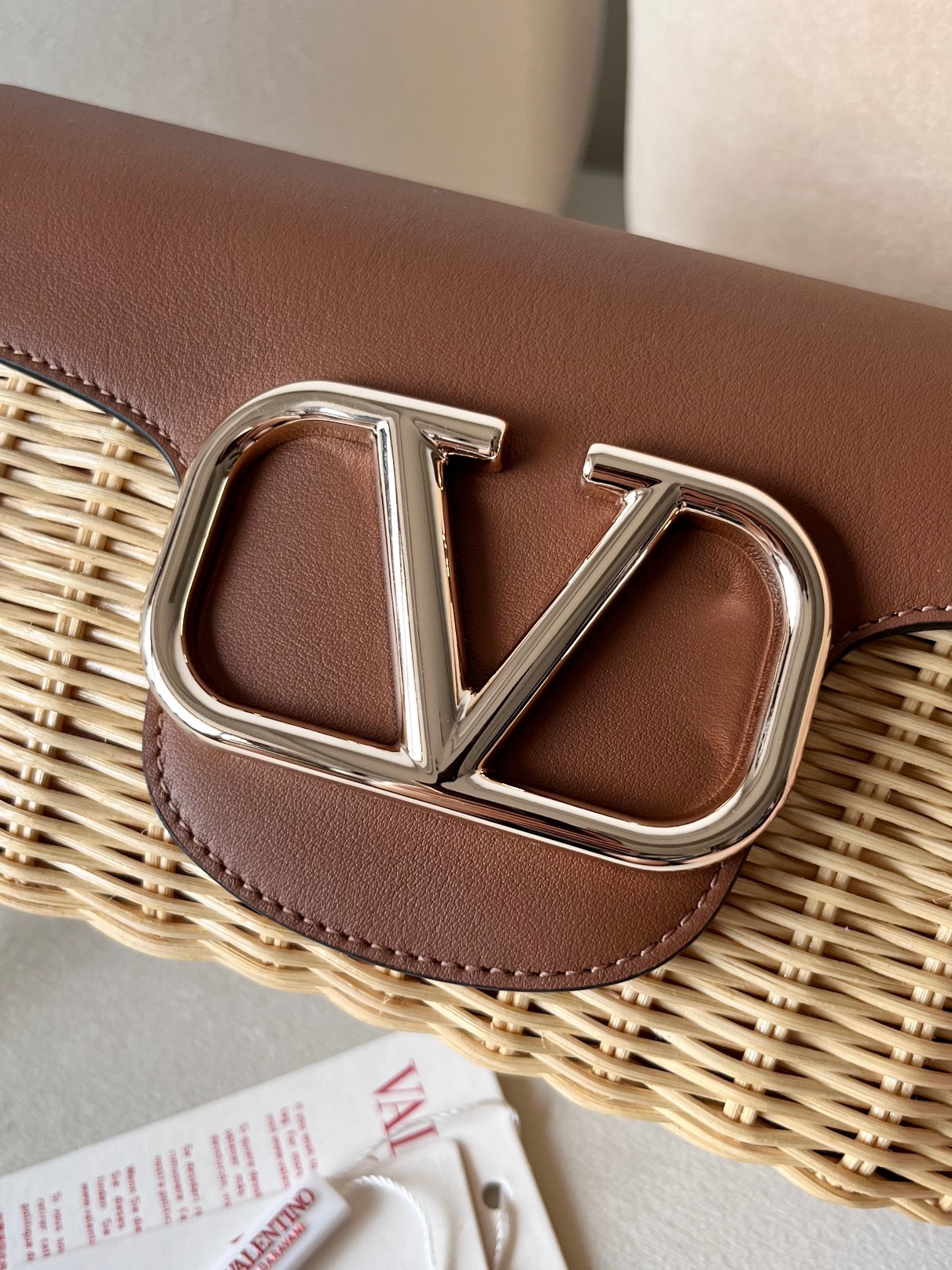 Bagsaaa Va1e*ntin0 Garavani VLogo Signature crossbody bag straw - 22cm