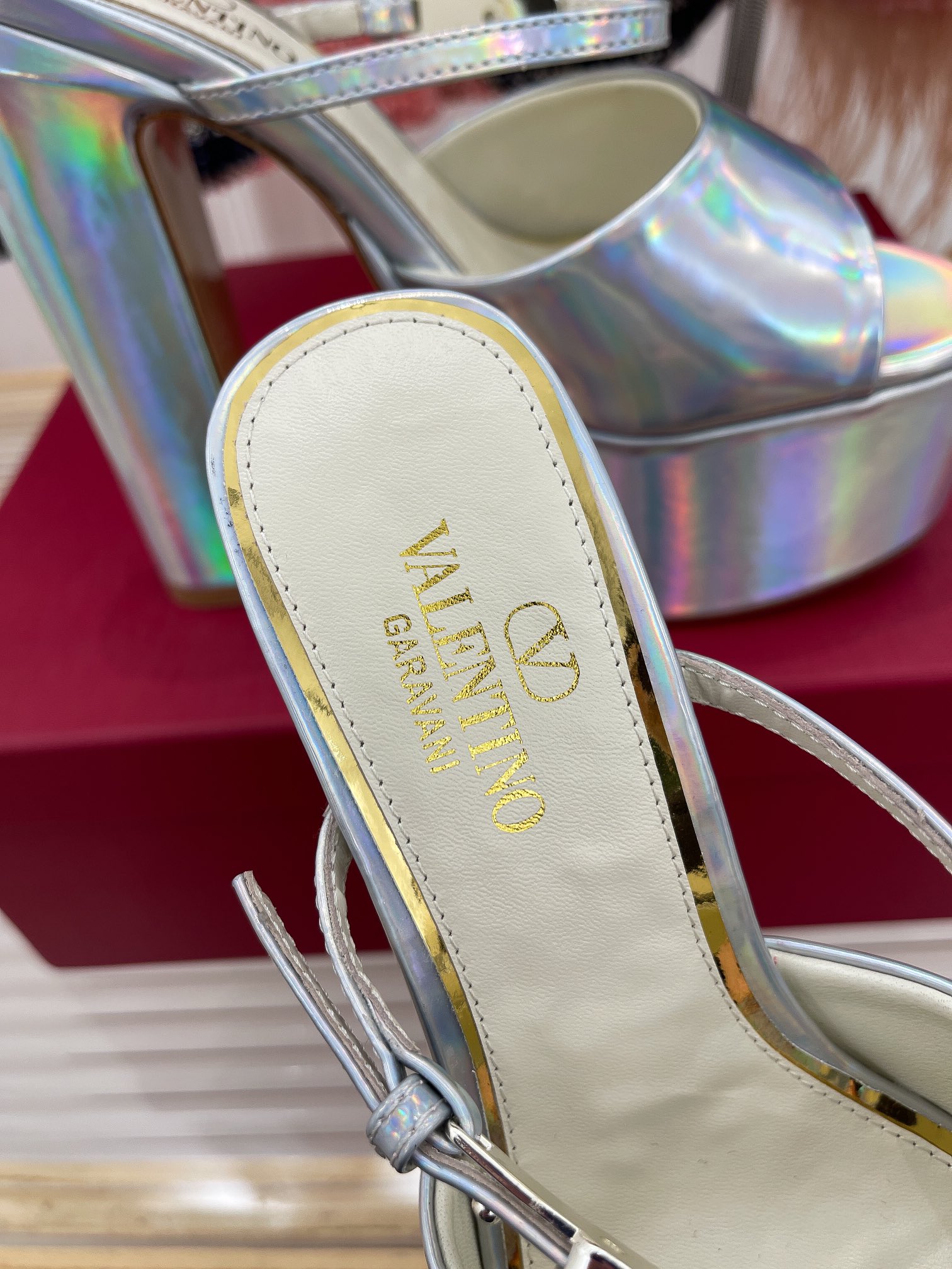 Bagsaaa Va1e*ntin0 Garavani VLogo holographic platform sandals 15cm