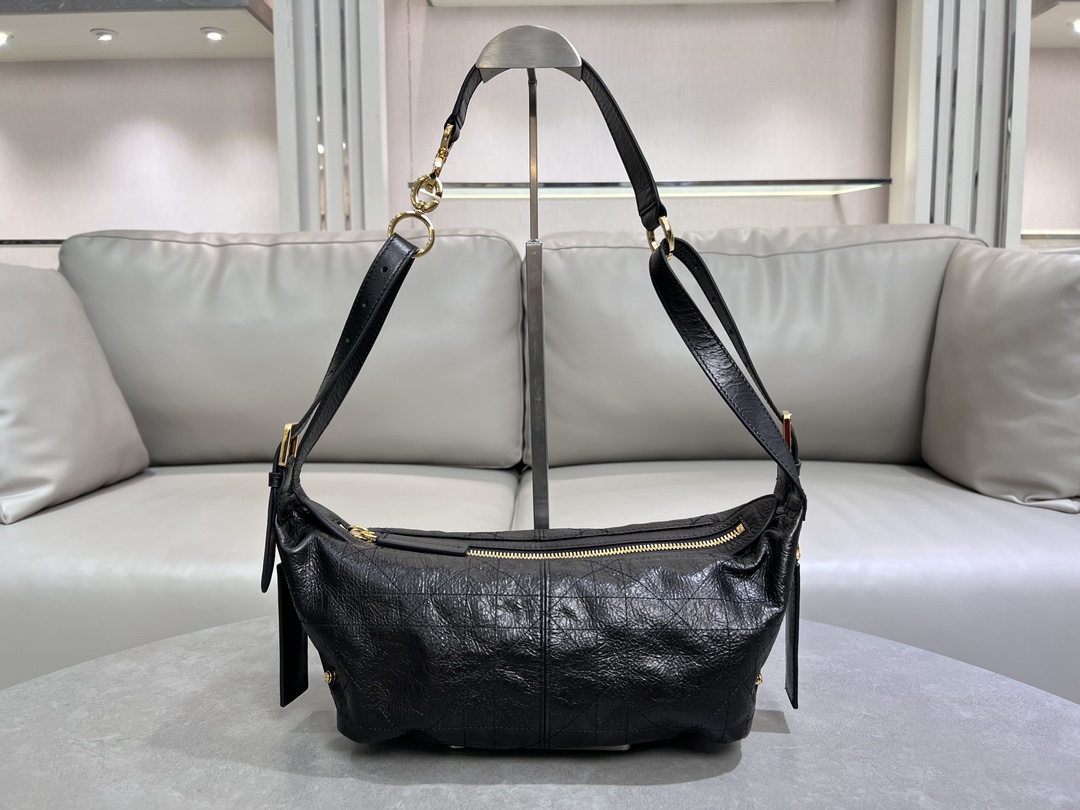 Bagsaaa D10r Small D-Journey Bag in Crinkled Calfskin Black Flat Macrocannage - 25.5 x 14.5 x 14 cm