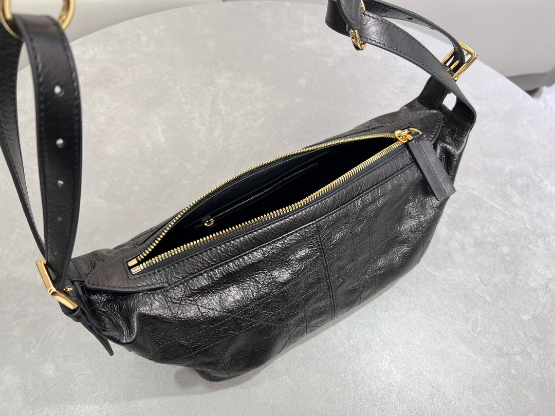 Bagsaaa D10r Small D-Journey Bag in Crinkled Calfskin Black Flat Macrocannage - 25.5 x 14.5 x 14 cm