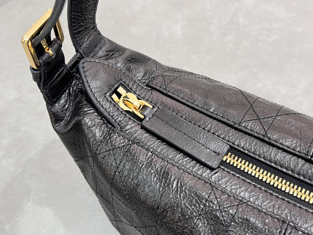 Bagsaaa D10r Small D-Journey Bag in Crinkled Calfskin Black Flat Macrocannage - 25.5 x 14.5 x 14 cm