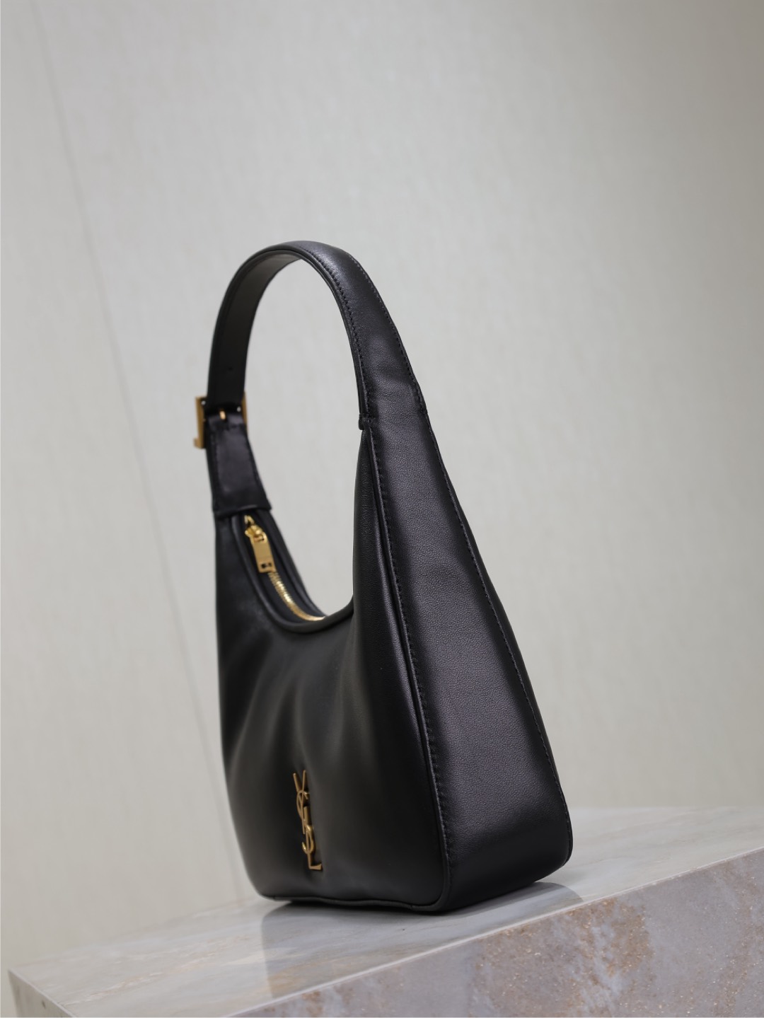 Bagsaaa Y51 Calypso mini hobo in plunged lambskin 791484 black - 20cm