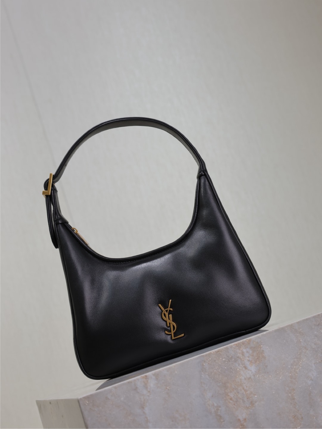 Bagsaaa Y51 Calypso mini hobo in plunged lambskin 791484 black - 20cm