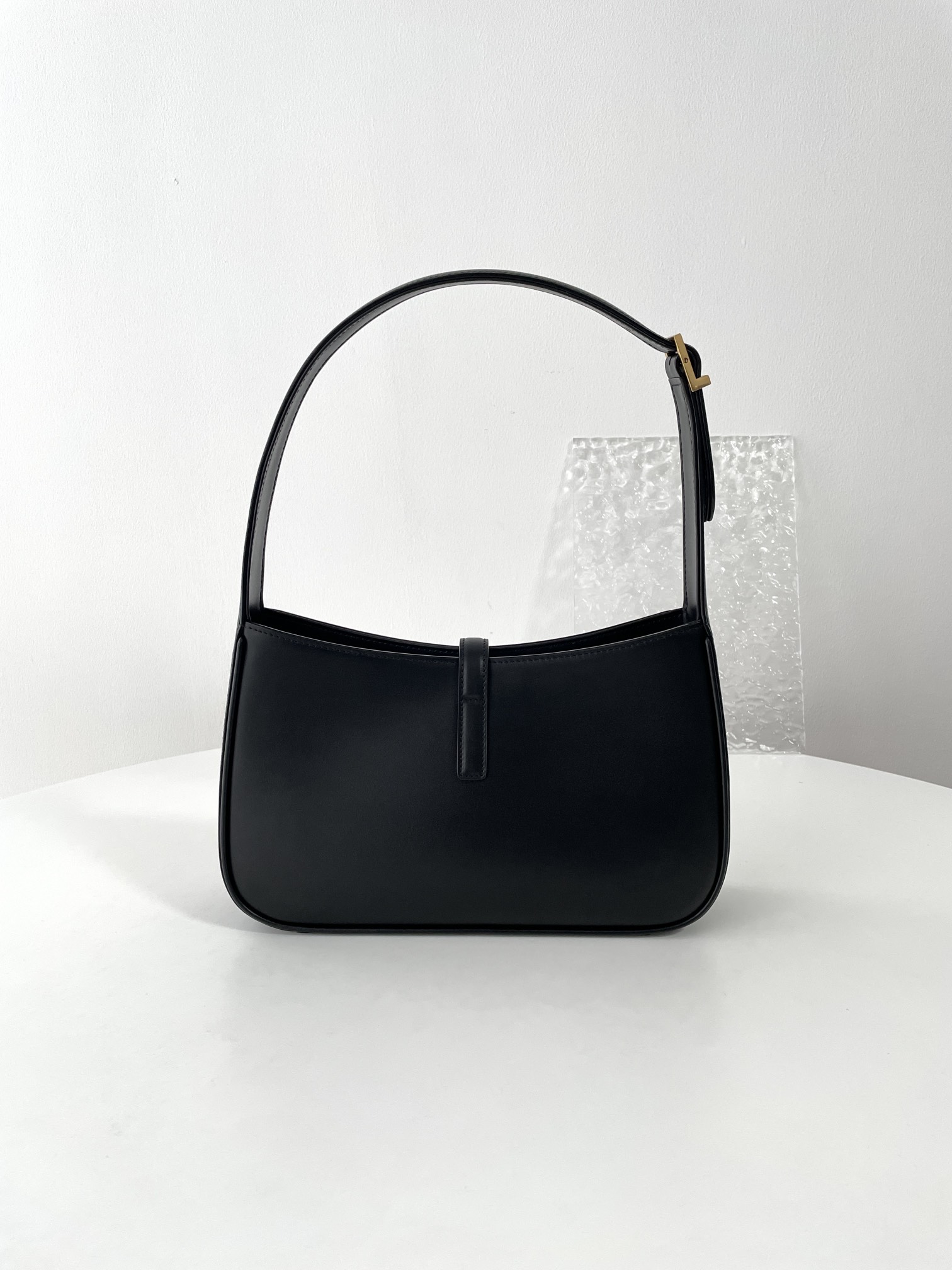Bagsaaa Y51 Le 5 À 7 In Smooth Leather Black 657228 - 23 X 16 X 6.5 CM