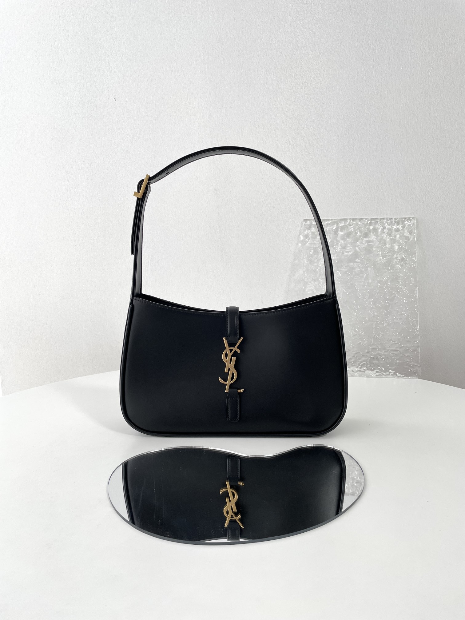 Bagsaaa Y51 Le 5 À 7 In Smooth Leather Black 657228 - 23 X 16 X 6.5 CM