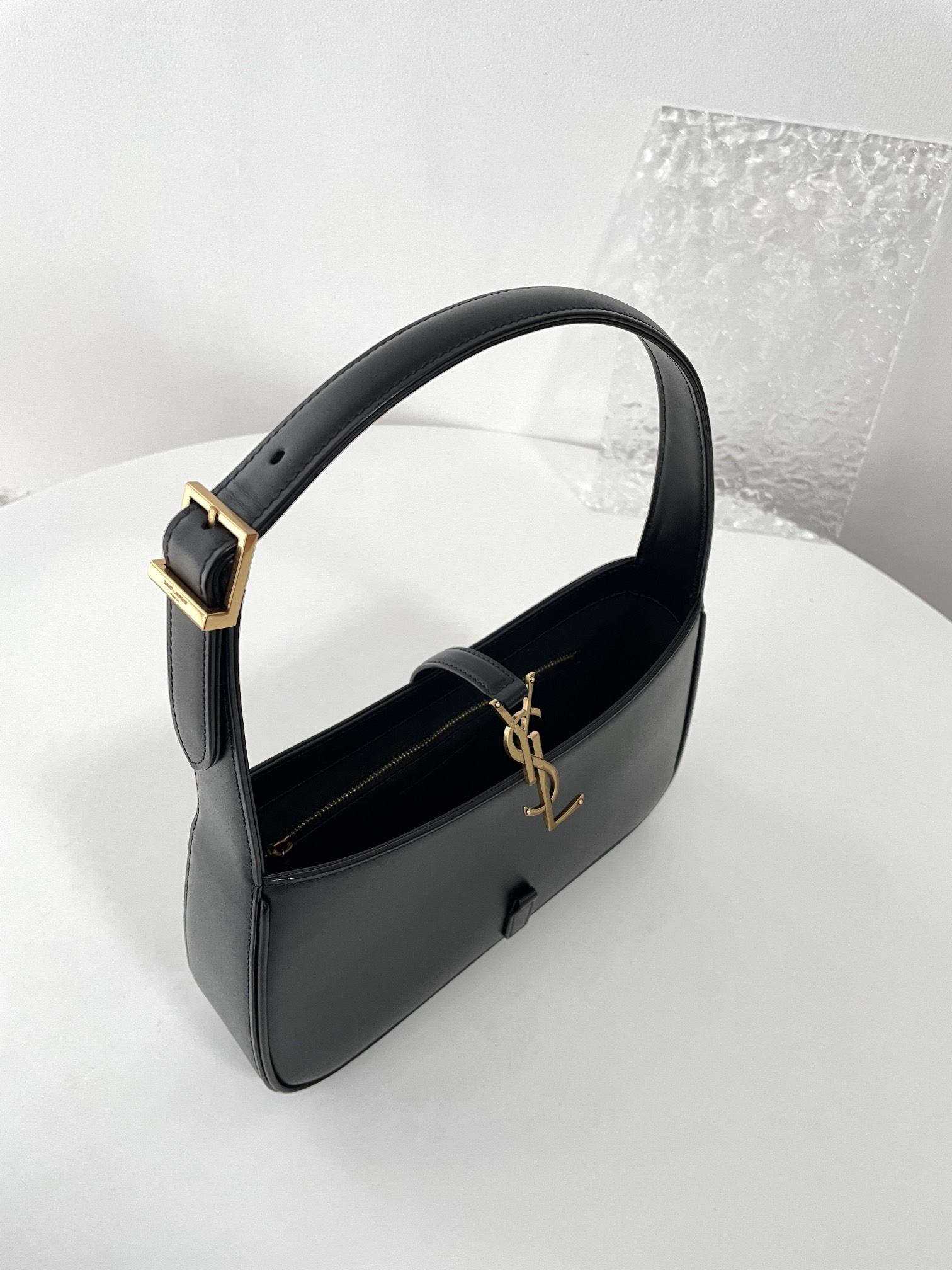 Bagsaaa Y51 Le 5 À 7 In Smooth Leather Black 657228 - 23 X 16 X 6.5 CM