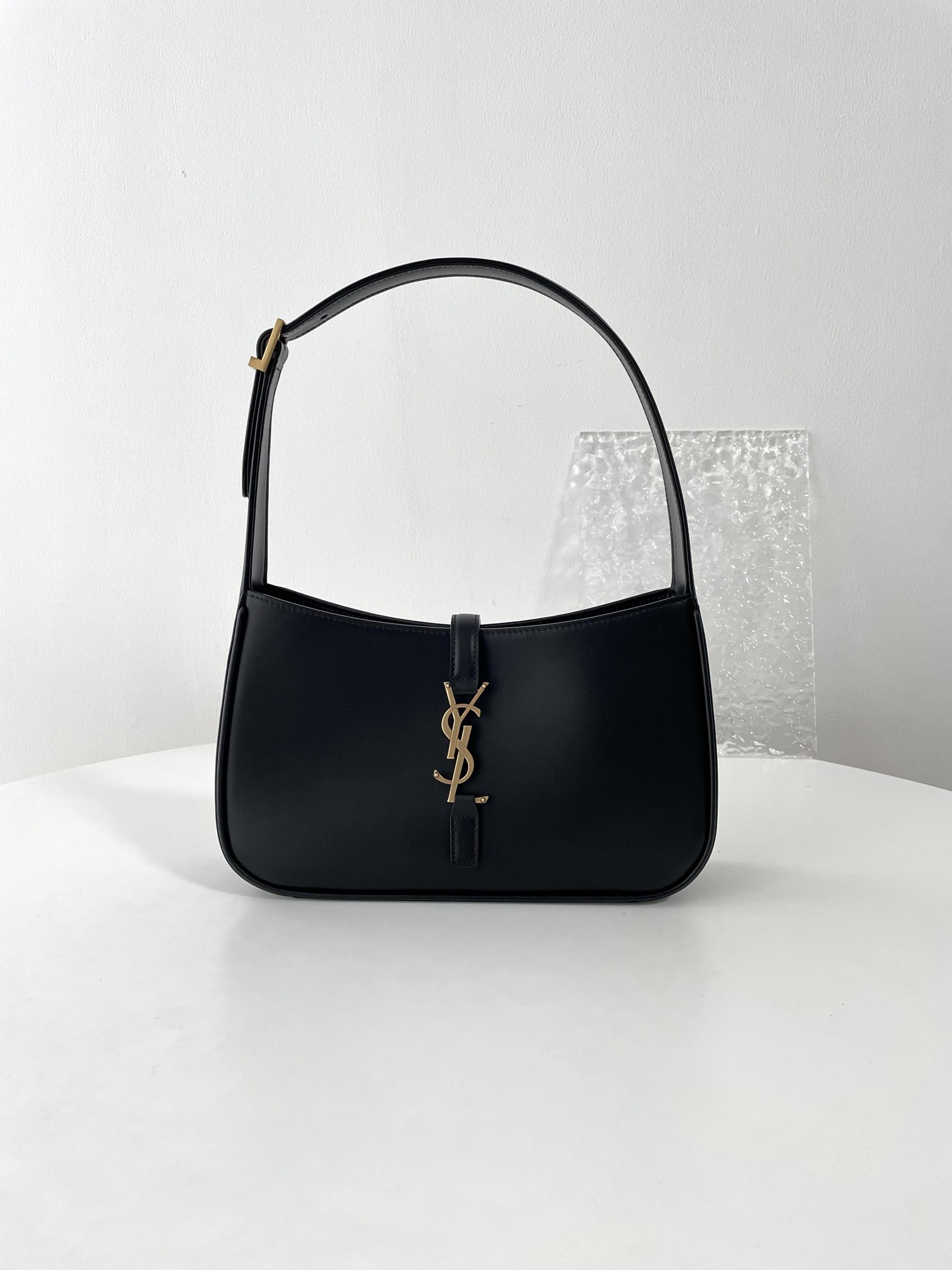 Bagsaaa Y51 Le 5 À 7 In Smooth Leather Black 657228 - 23 X 16 X 6.5 CM