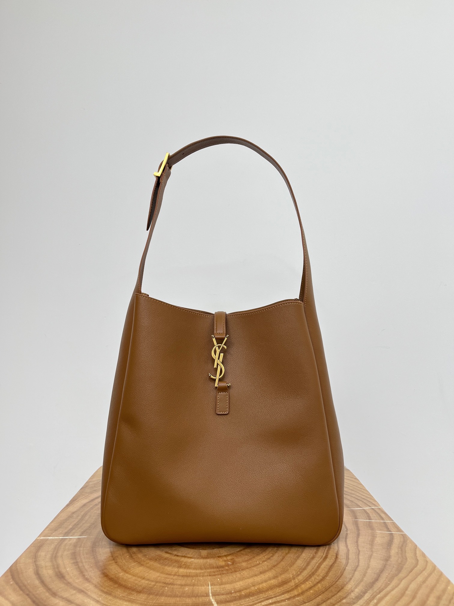 Bagsaaa Y51 Le 5 À 7 S*pple Large In Grained Leather 753837 Brown - 30 X 31 X 13 CM