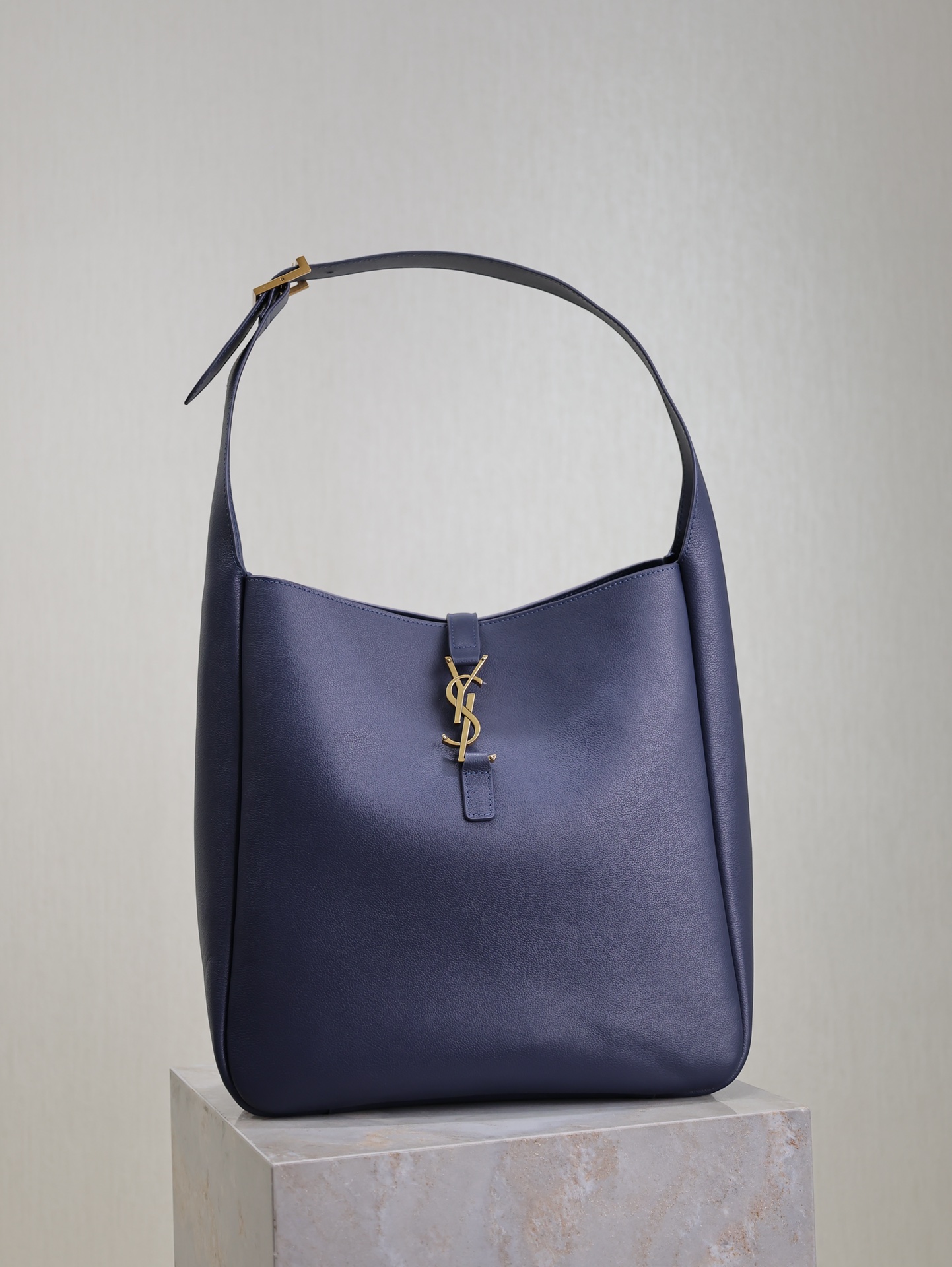 Bagsaaa Y51 Le 5 À 7 S*pple Large In Grained Leather 753837 Blue - 30 X 31 X 13 CM