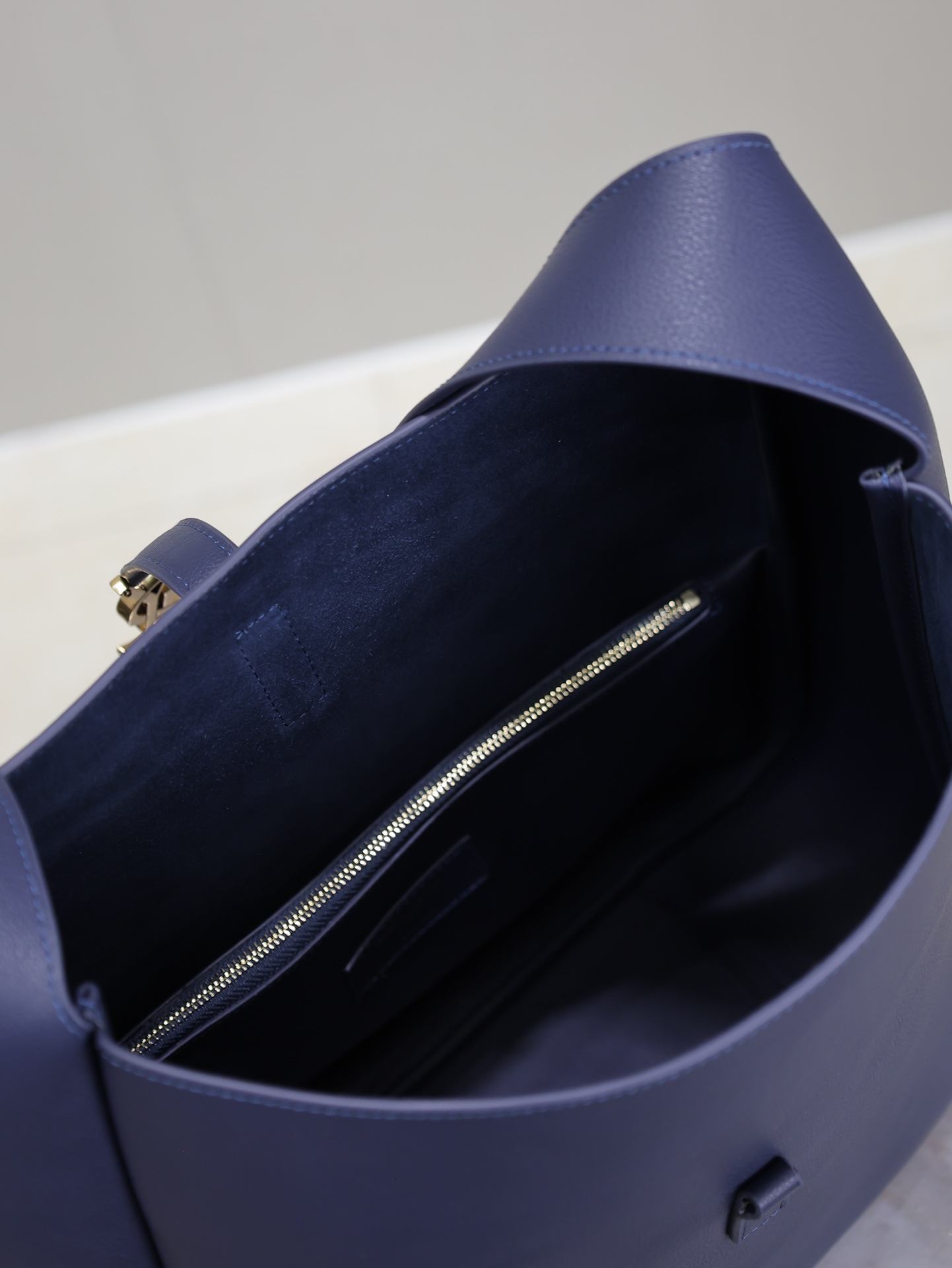 Bagsaaa Y51 Le 5 À 7 S*pple Large In Grained Leather 753837 Blue - 30 X 31 X 13 CM