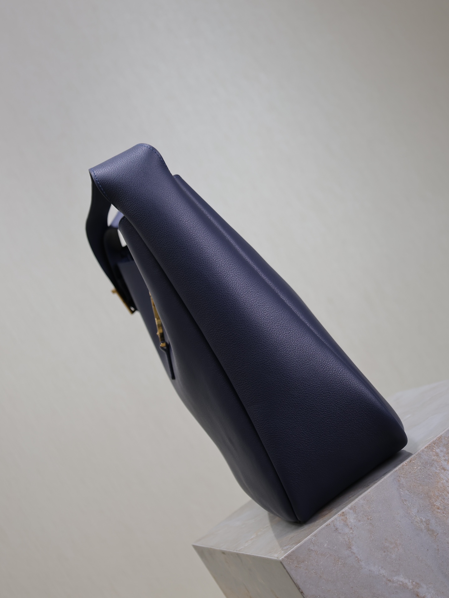 Bagsaaa Y51 Le 5 À 7 S*pple Large In Grained Leather 753837 Blue - 30 X 31 X 13 CM