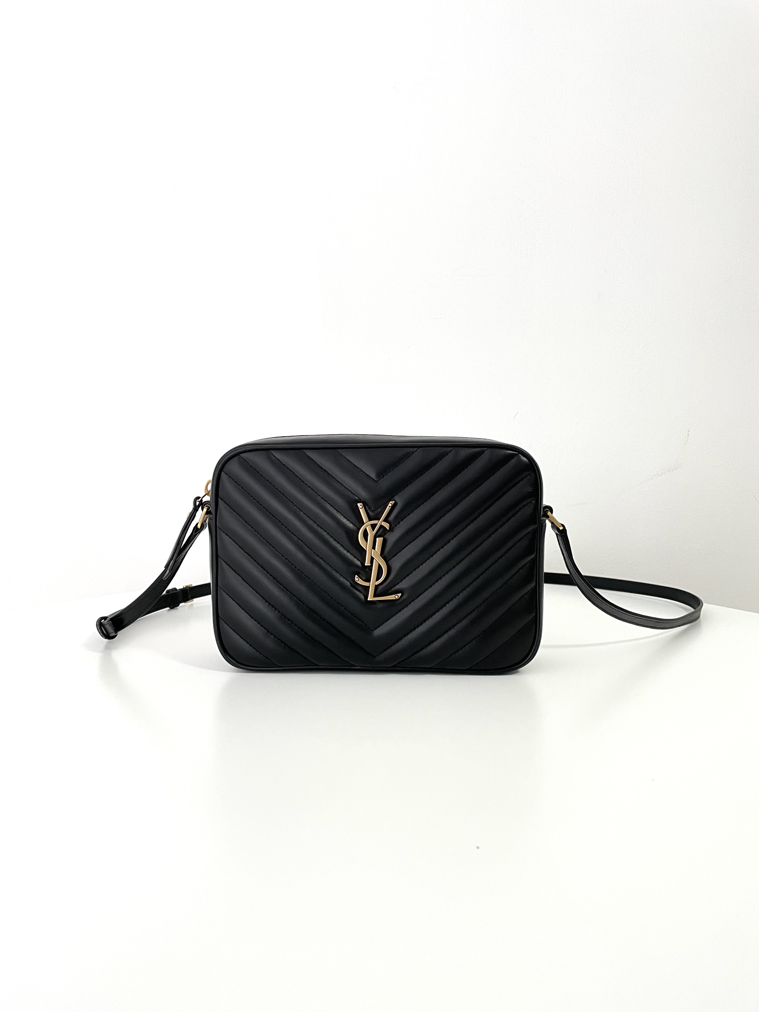 Bagsaaa Y51 lou camera bag in quilted leather 761554 black & gold - 23cm