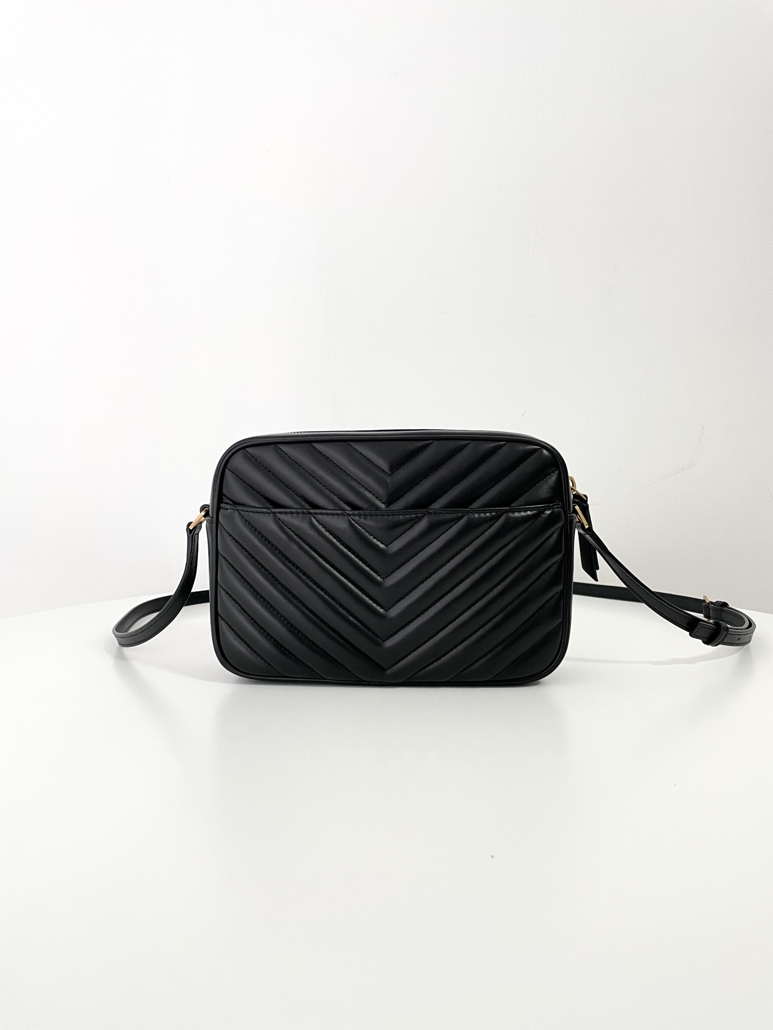 Bagsaaa Y51 lou camera bag in quilted leather 761554 black & gold - 23cm